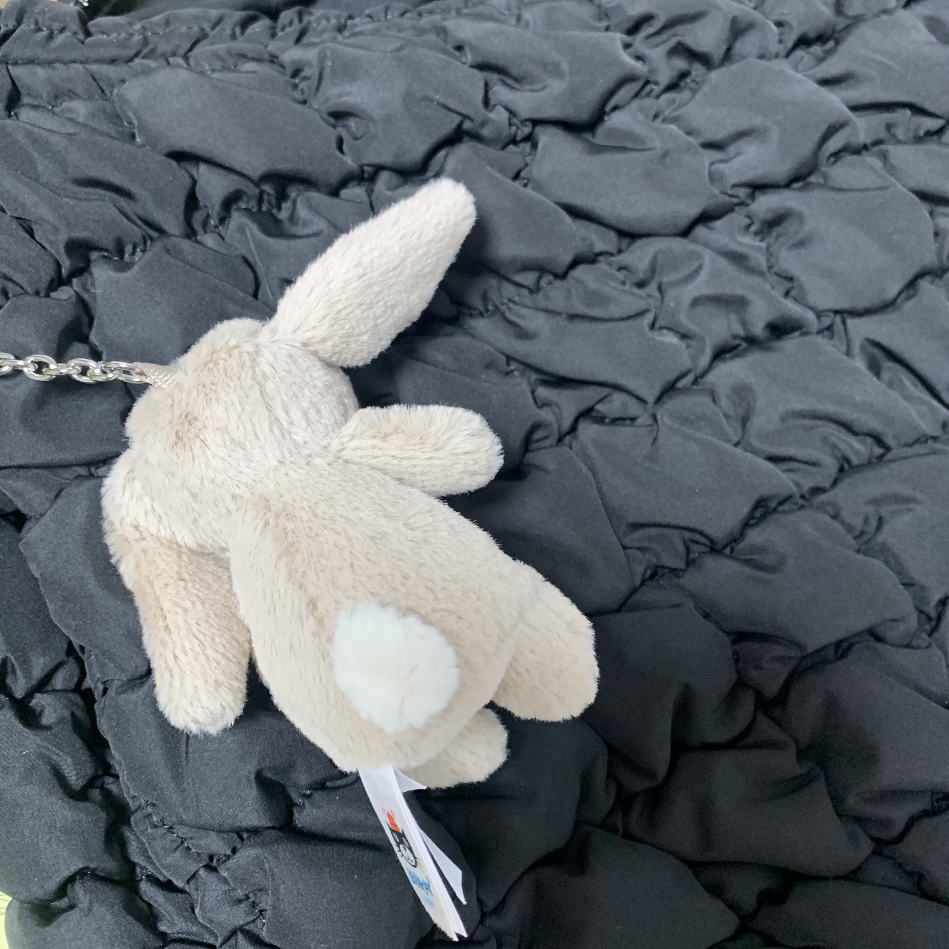 Jellycat Bashful Bunny Bag Charm Beige, COS Quilted Oversized Shoulder Bag Black 착용 스타일 - 3
