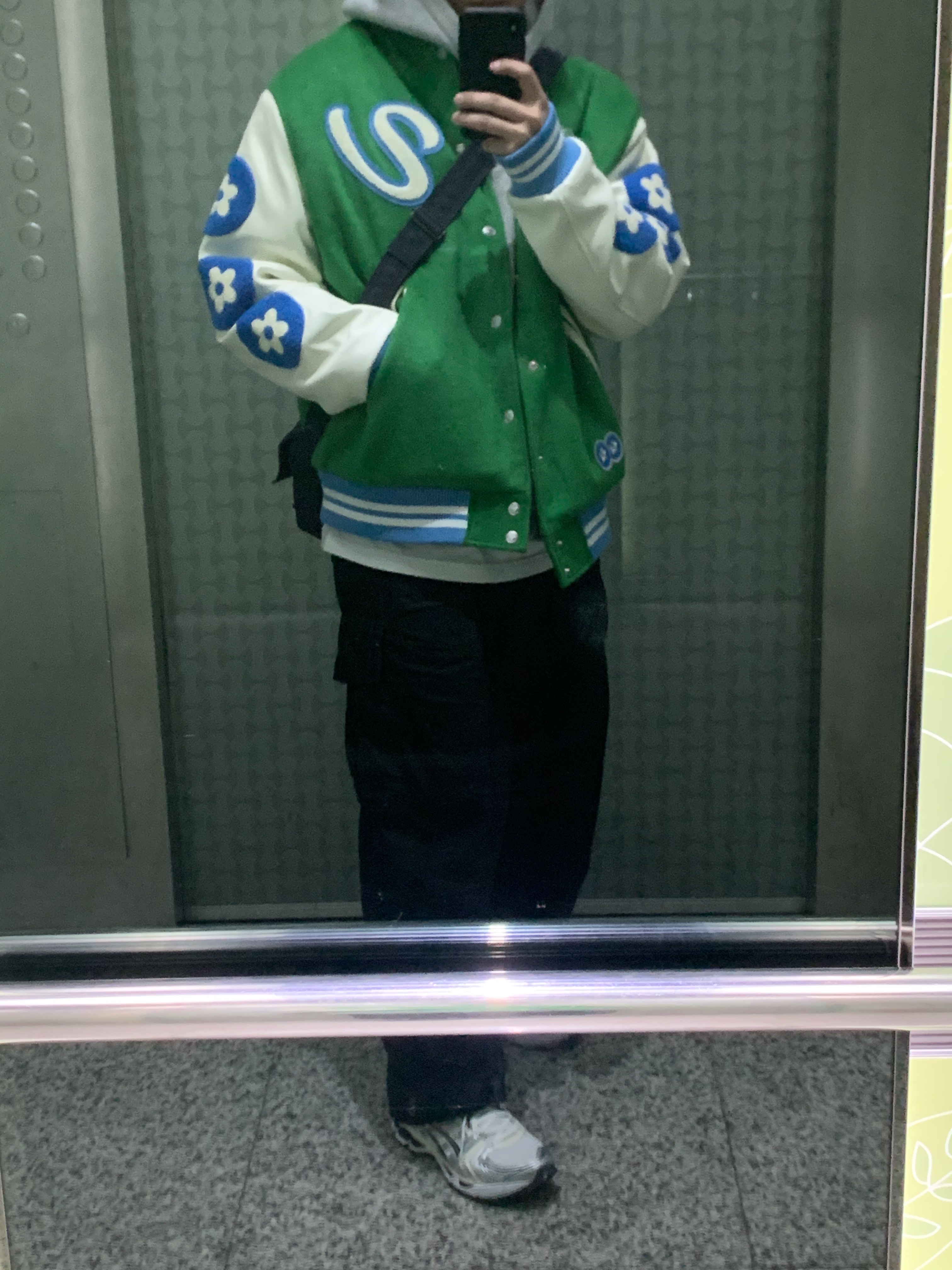 Vandy The Pink Lemonade Varsity Jacket 착용 스타일
