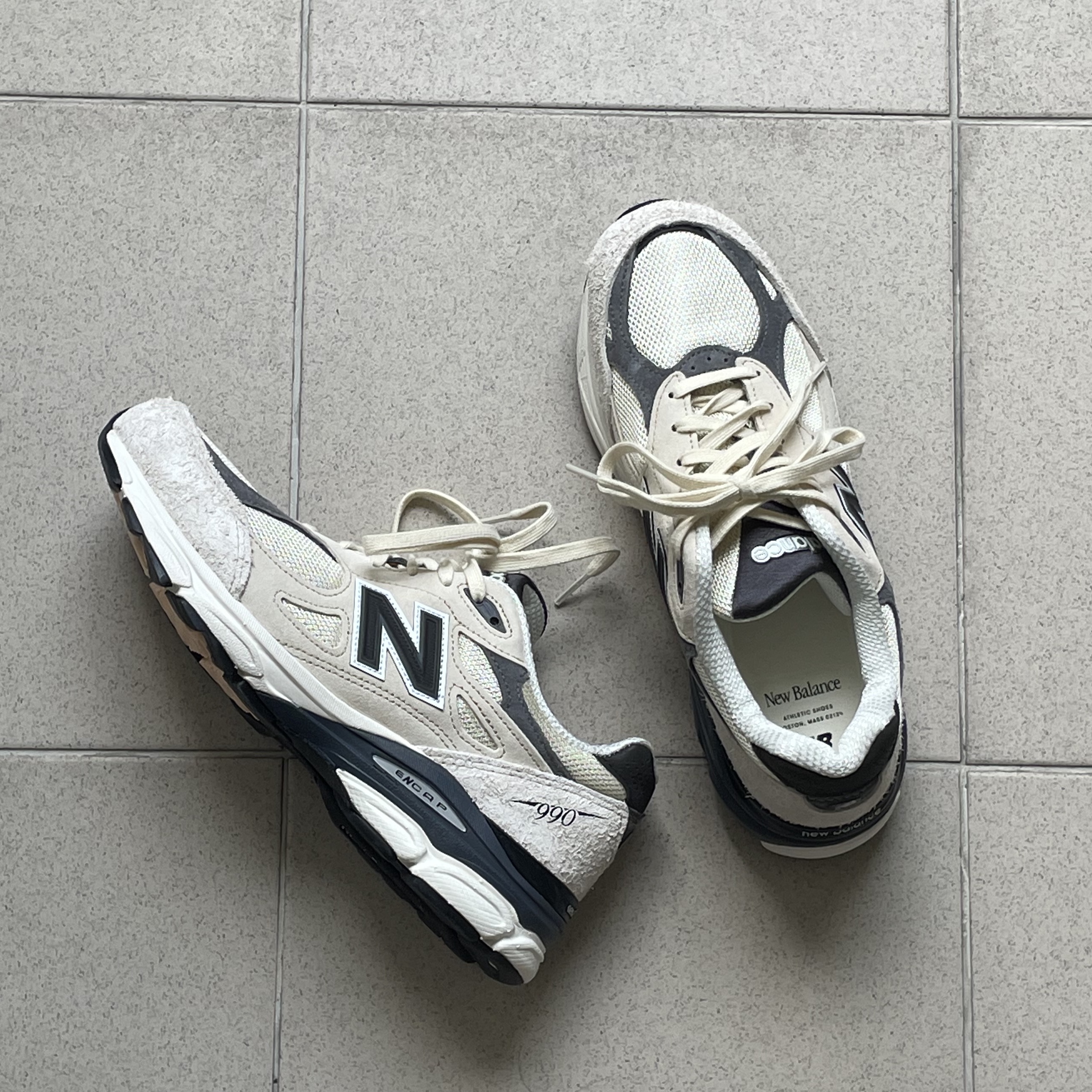 New Balance 990v3 Made in USA Moonbeam Macadamia Nut 착용 스타일