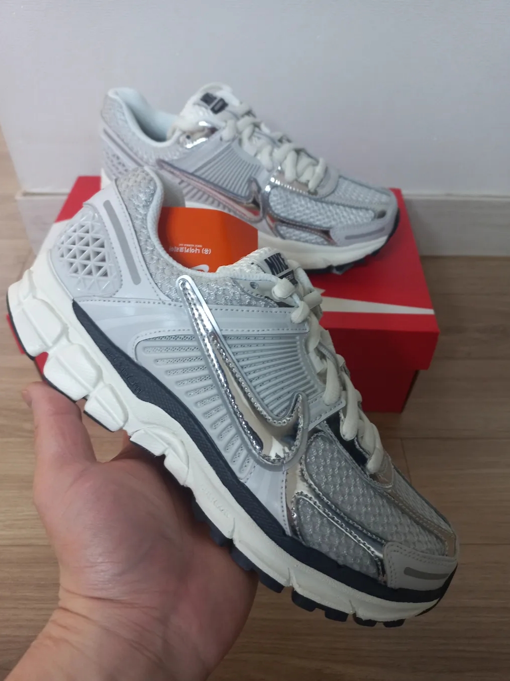 (W) Nike Zoom Vomero 5 Photon Dust and Metallic Silver 착용 스타일 - 1