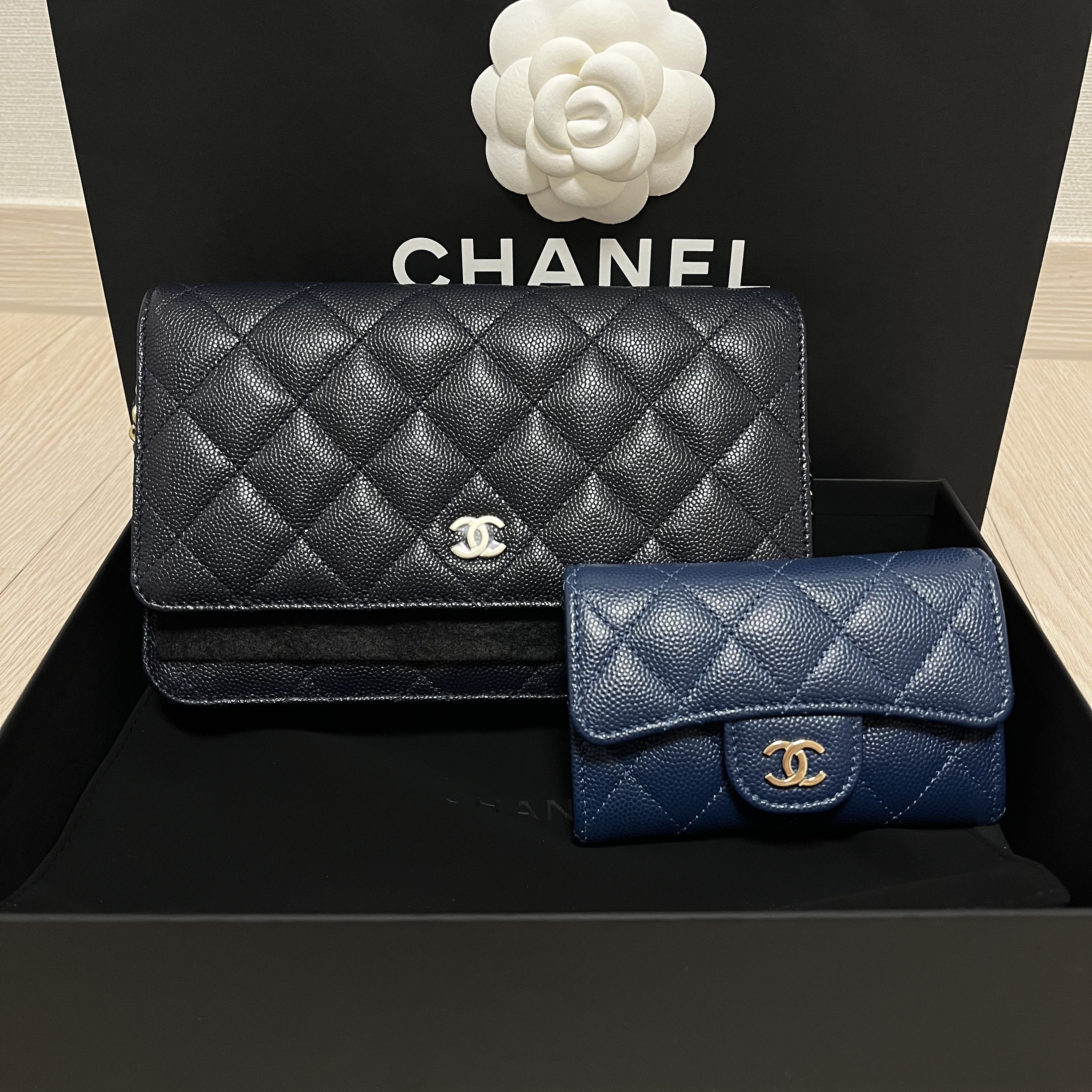 Chanel Classic Wallet On Chain Grained Calfskin & Gold Navy Blue 착용 스타일