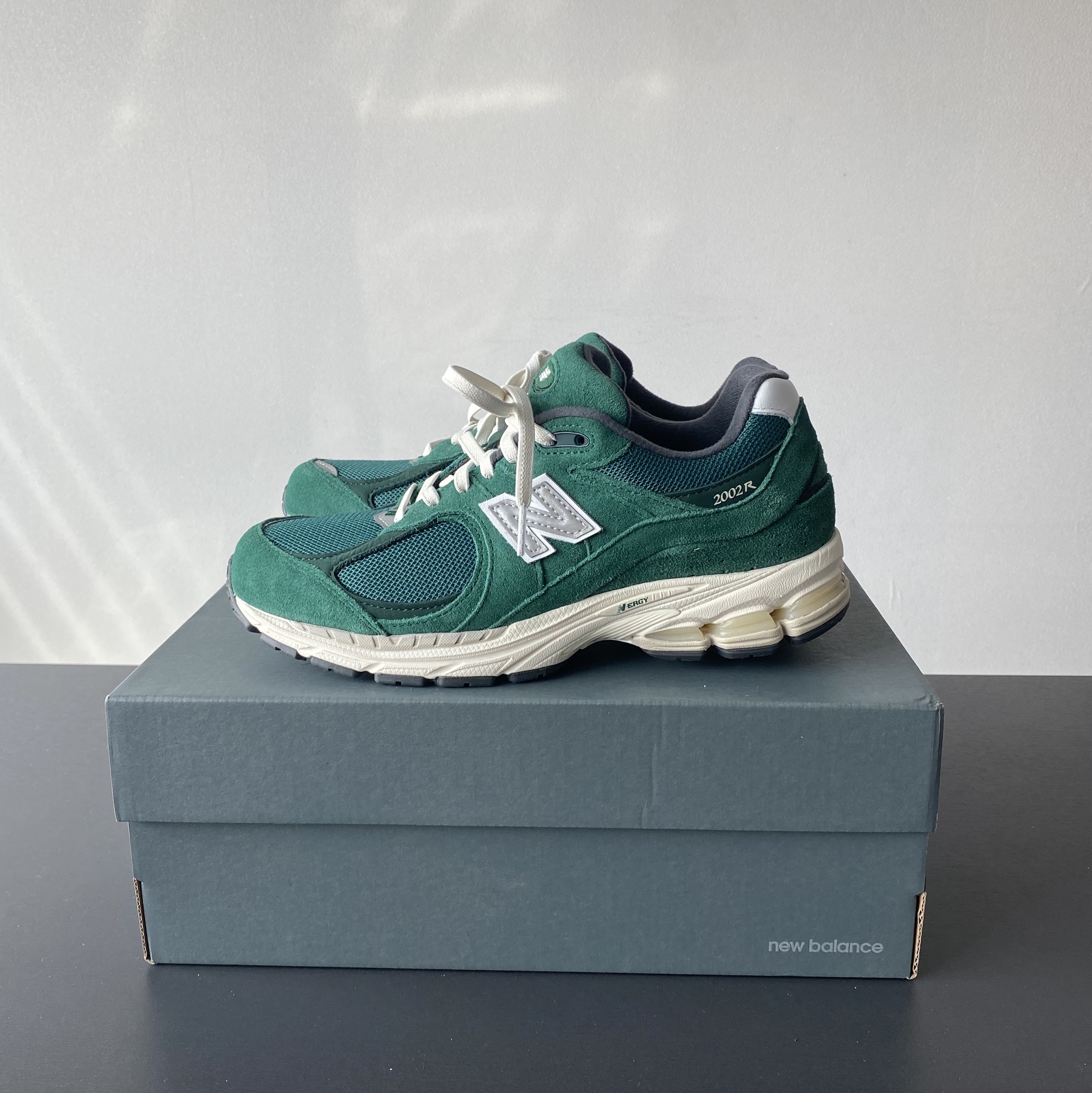 New Balance 2002R Nightwatch Green 착용 스타일 - 3