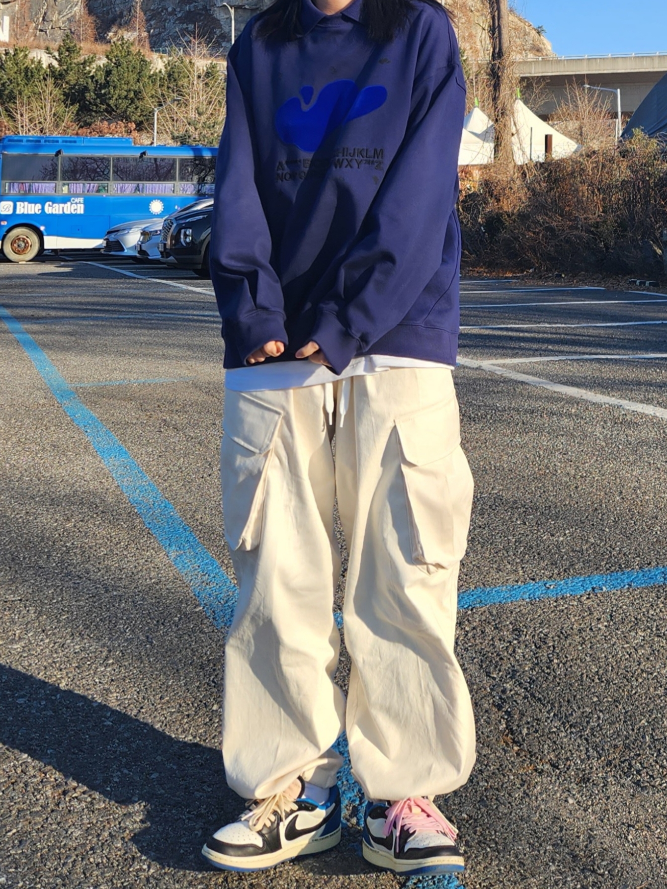 Zara x Ader Error Oversize Polo Shirt Navy, Jordan 1 x Travis Scott x Fragment Retro Low OG SP Military Blue 착용 스타일 - 3