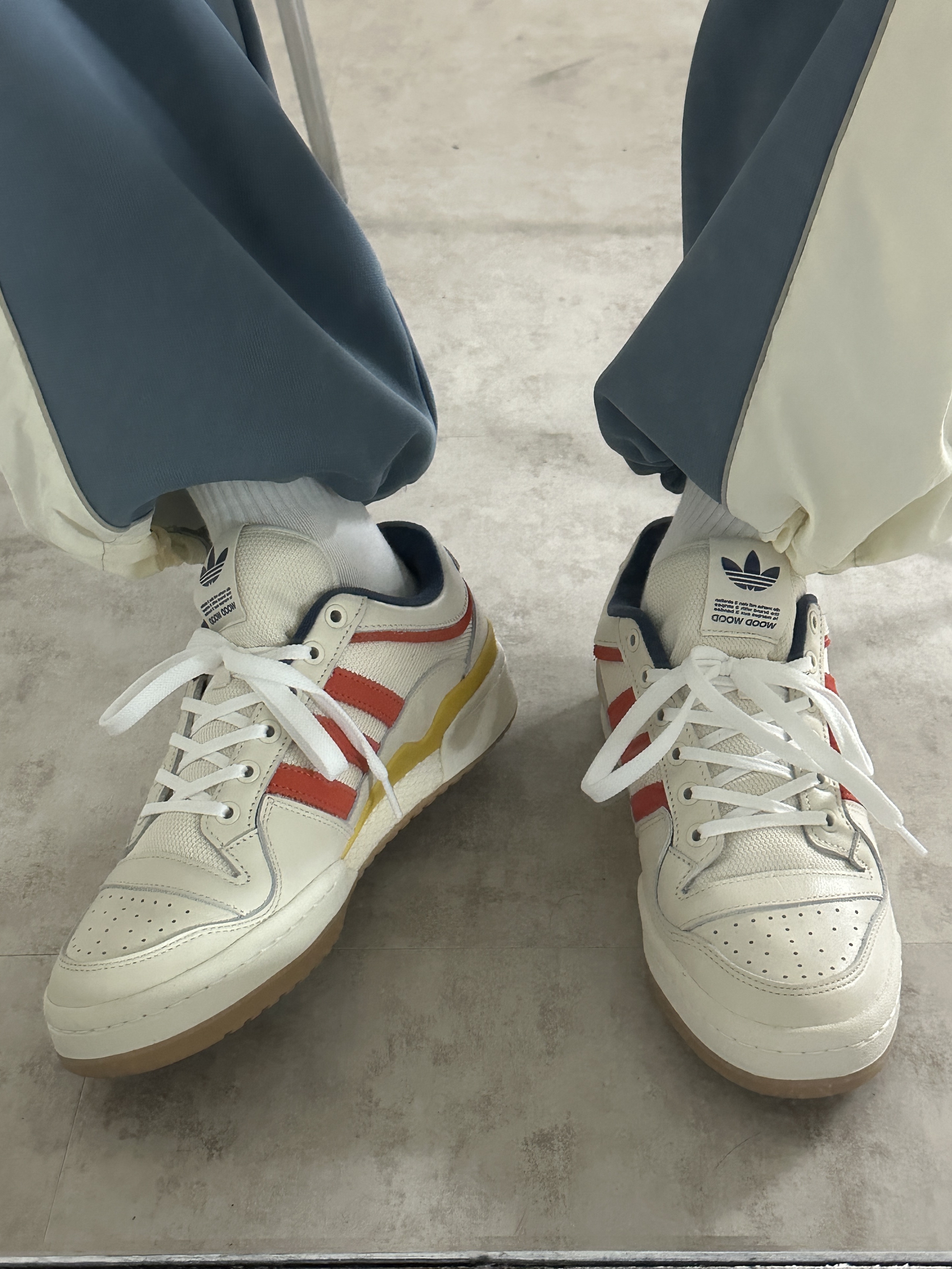 Adidas x Wood Wood Forum Low Red 착용 스타일 - 2