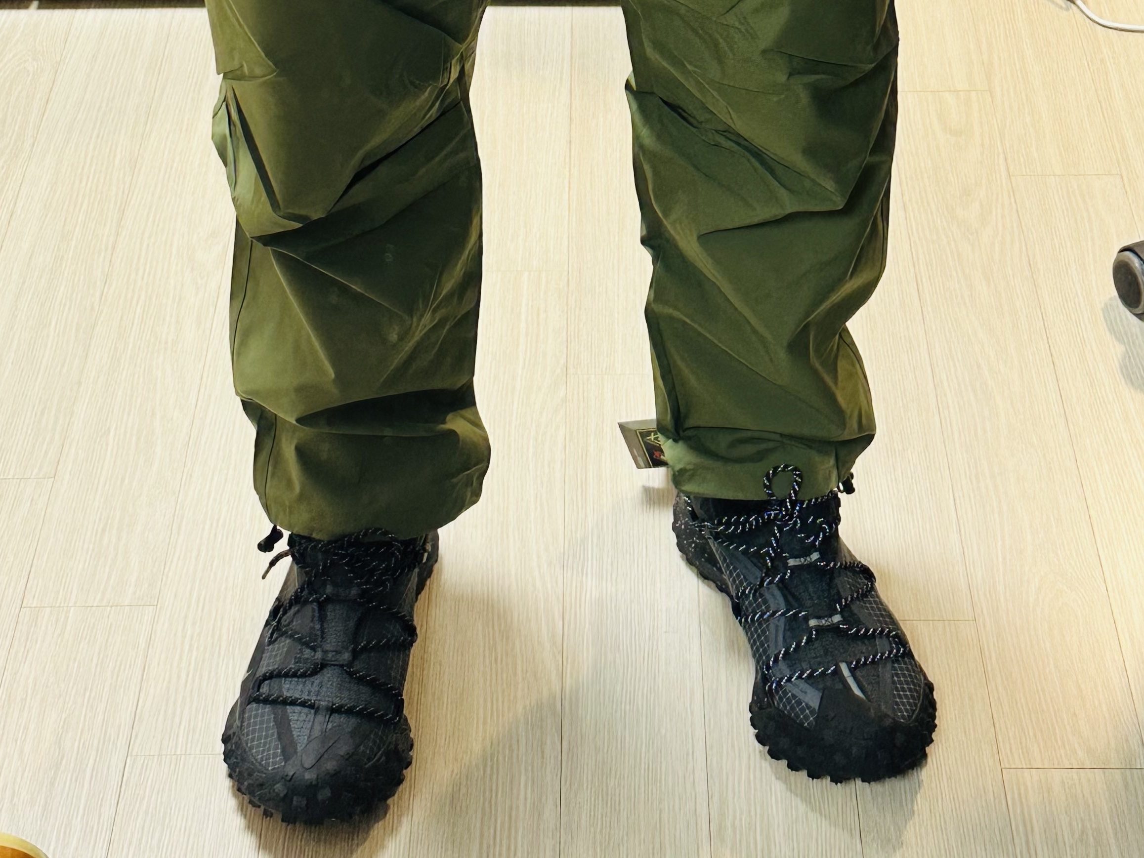 Nike ACG Mountain Fly Low Gore-Tex SE Dark Smoke Grey 착용 스타일 - 1