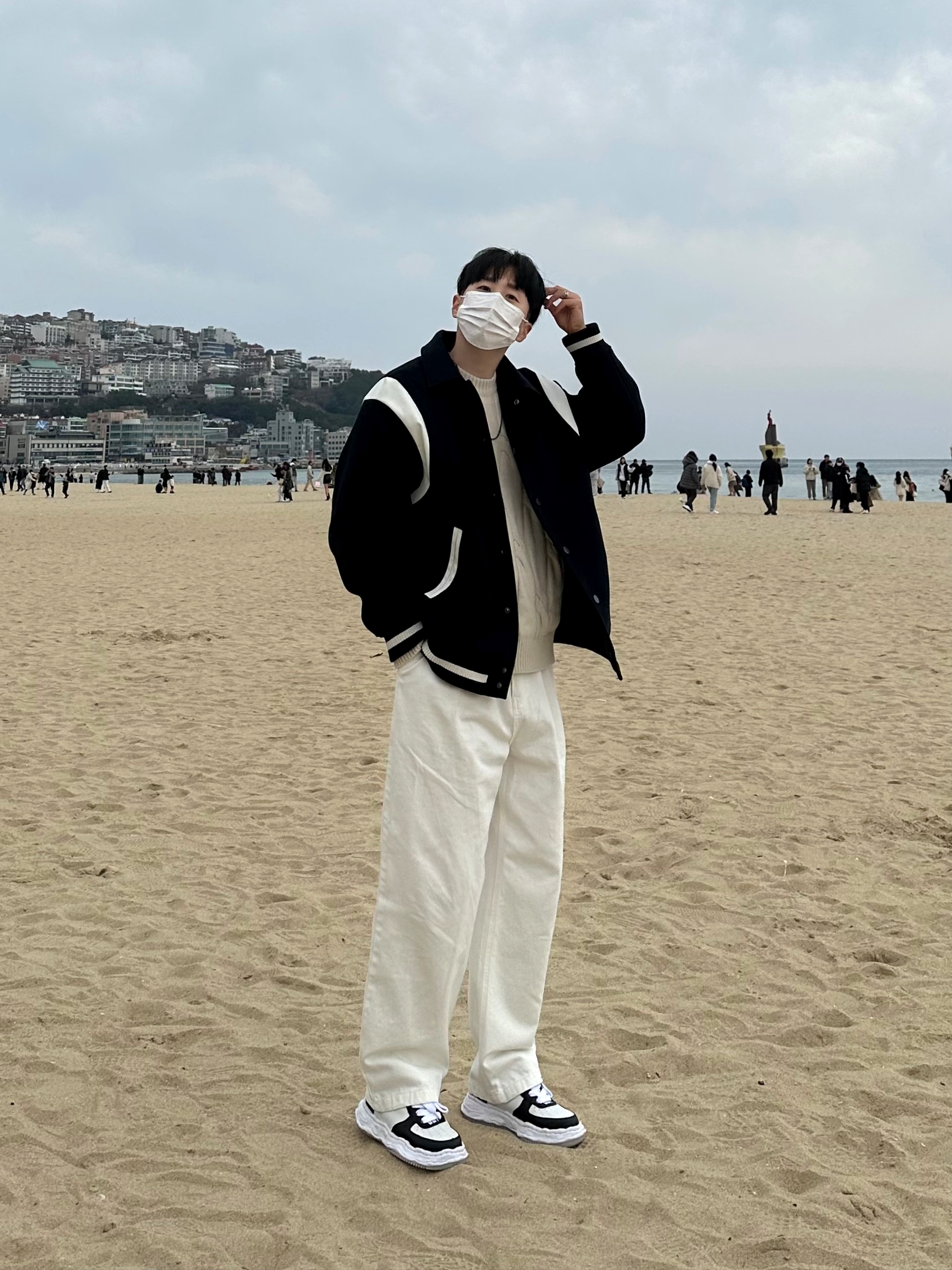 Maison Mihara Yasuhiro Wayne OG Sole Leather Low-top Sneakers Black White 착용 스타일 - 4