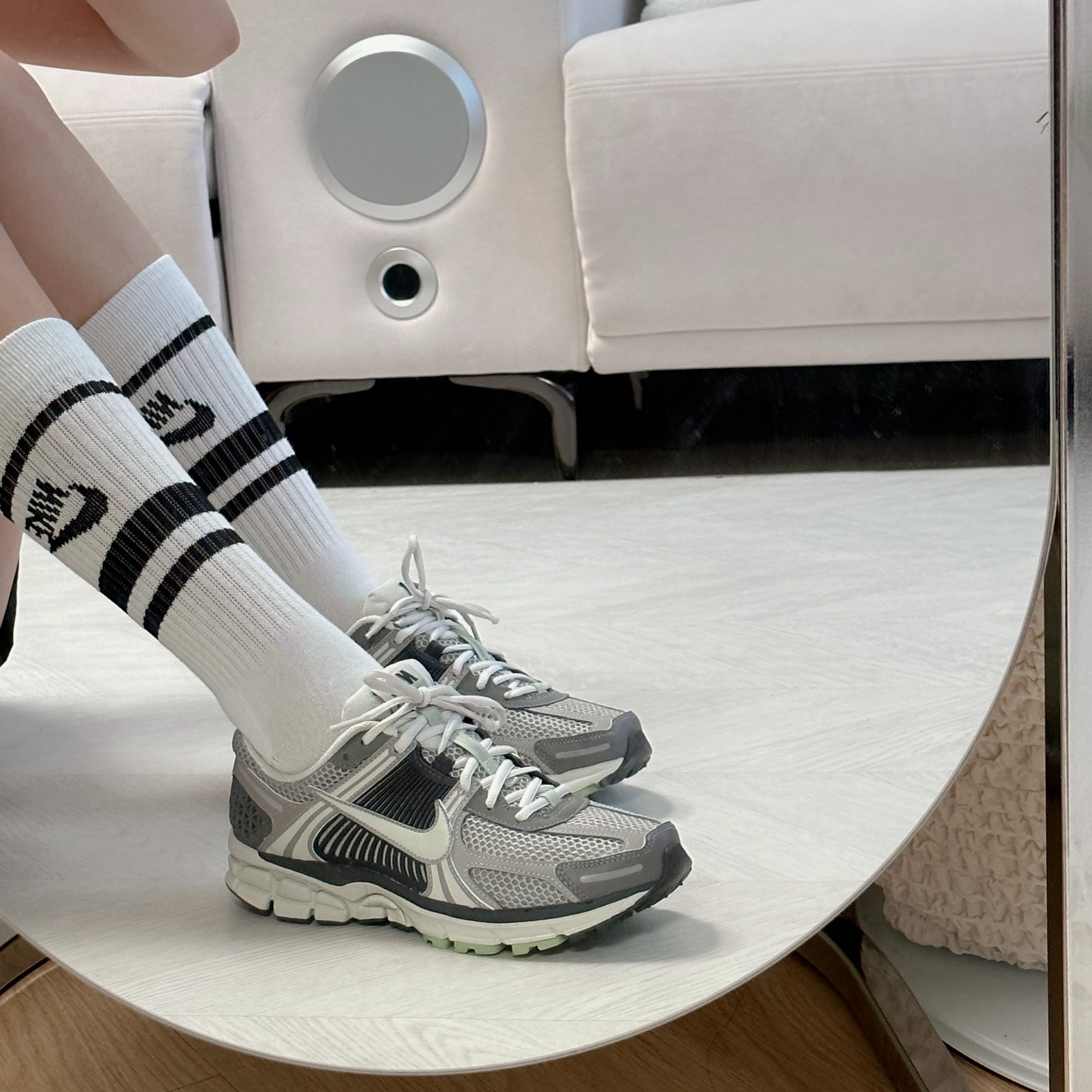 (W) Nike Zoom Vomero 5 Cobblestone and Flat Pewter 착용 스타일 - 1