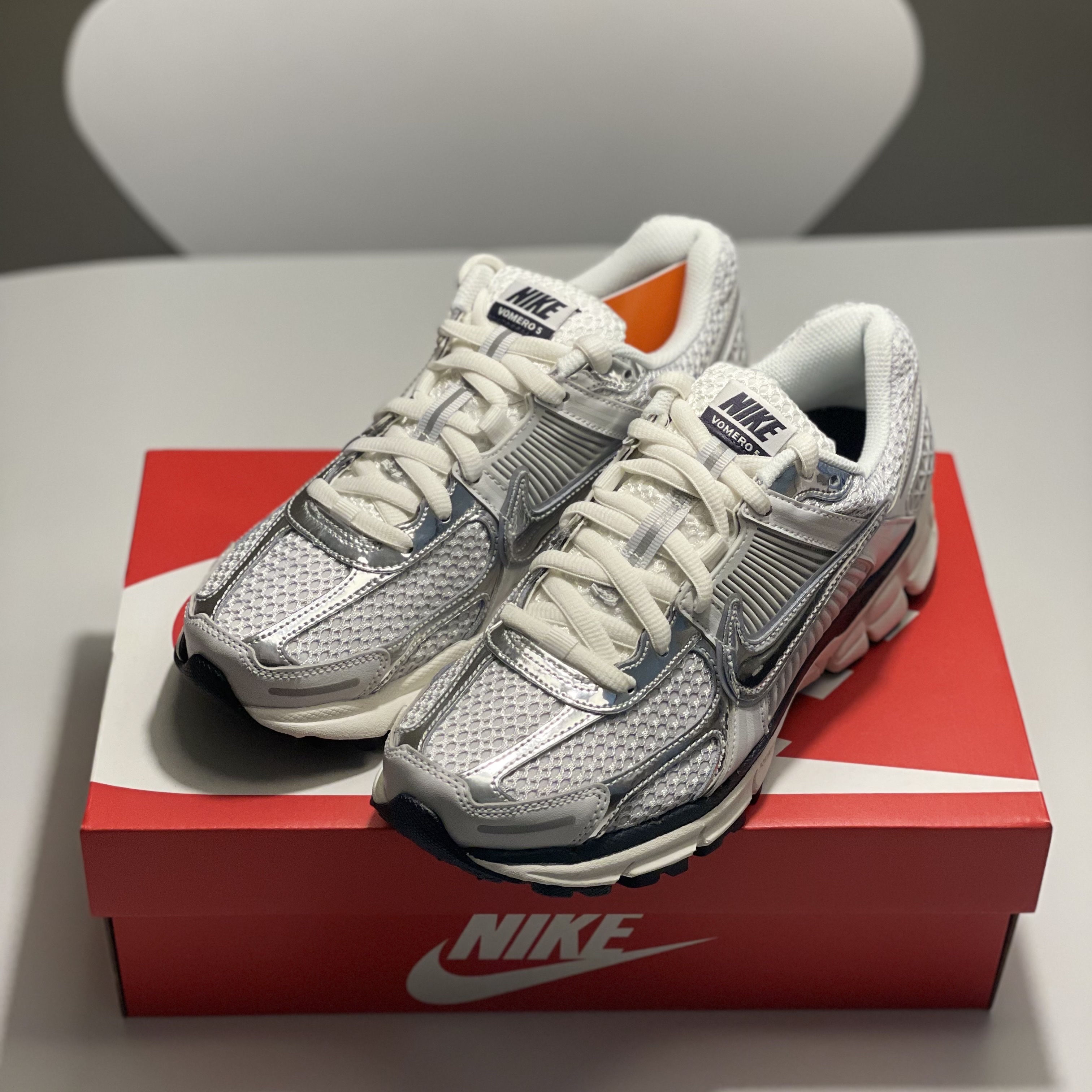 (W) Nike Zoom Vomero 5 Photon Dust and Metallic Silver 착용 스타일 - 2