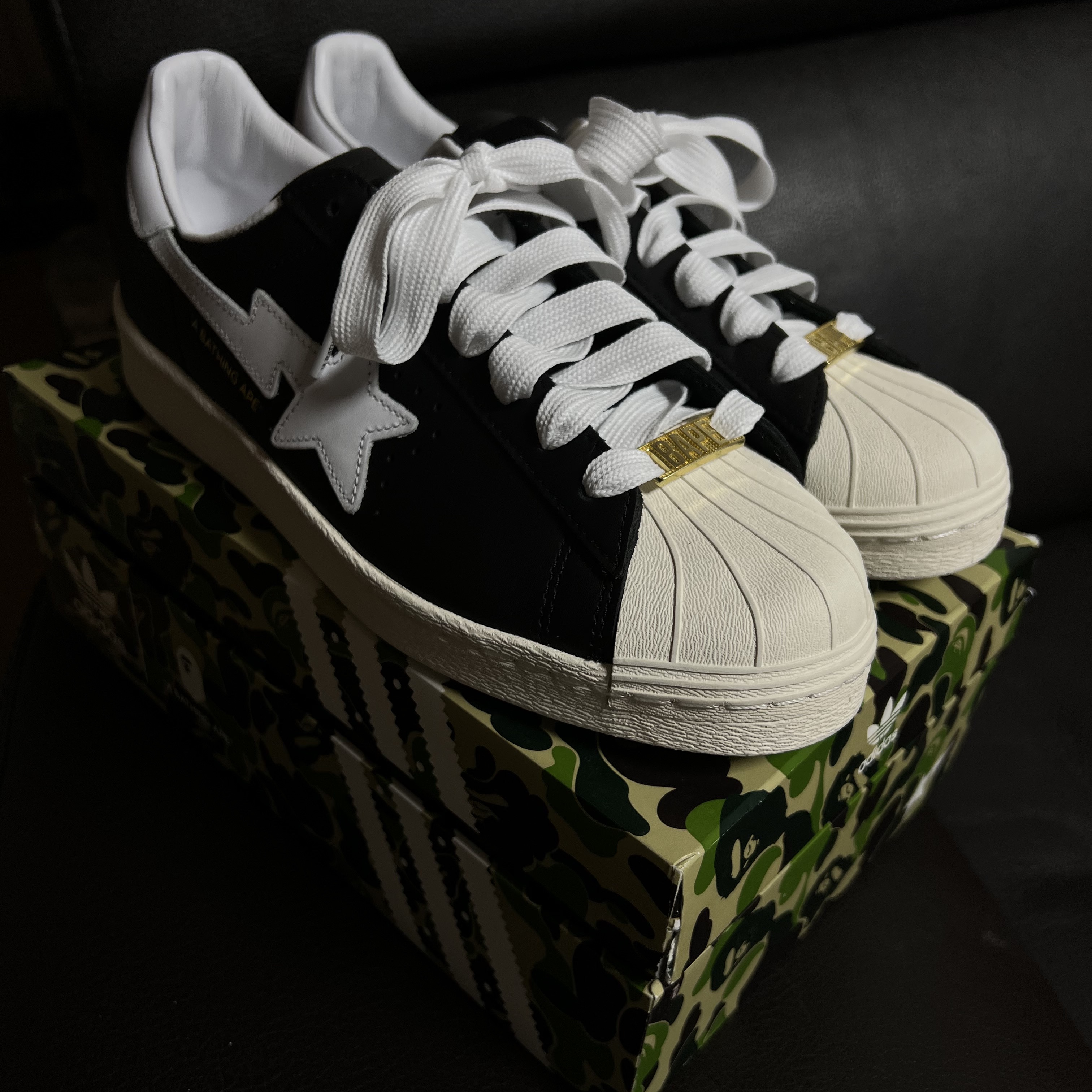 Adidas x BAPE Superstar 80s Core Black Off White 착용 스타일 - 1