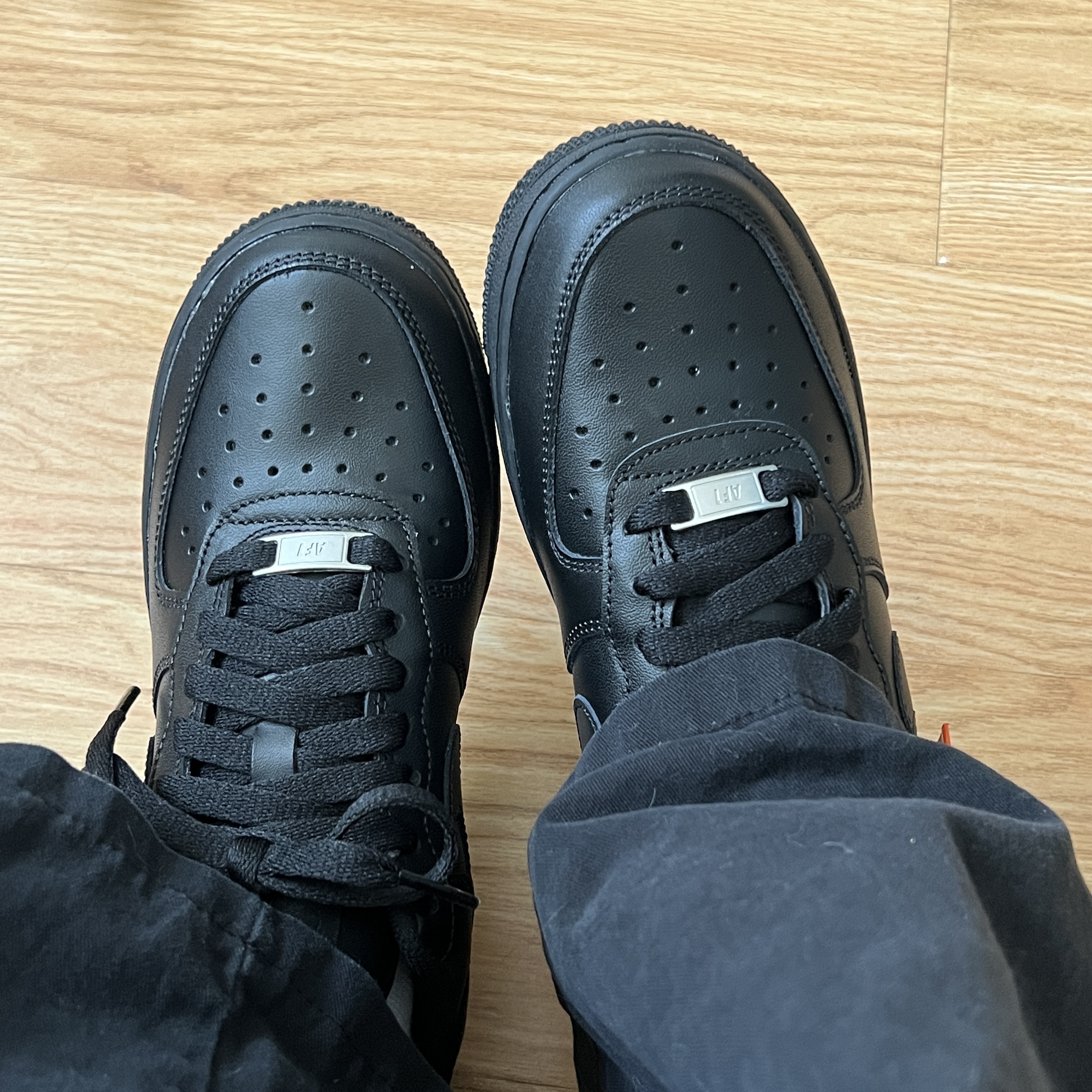 (W) Nike Air Force 1 '07 Low Triple Black 착용 스타일