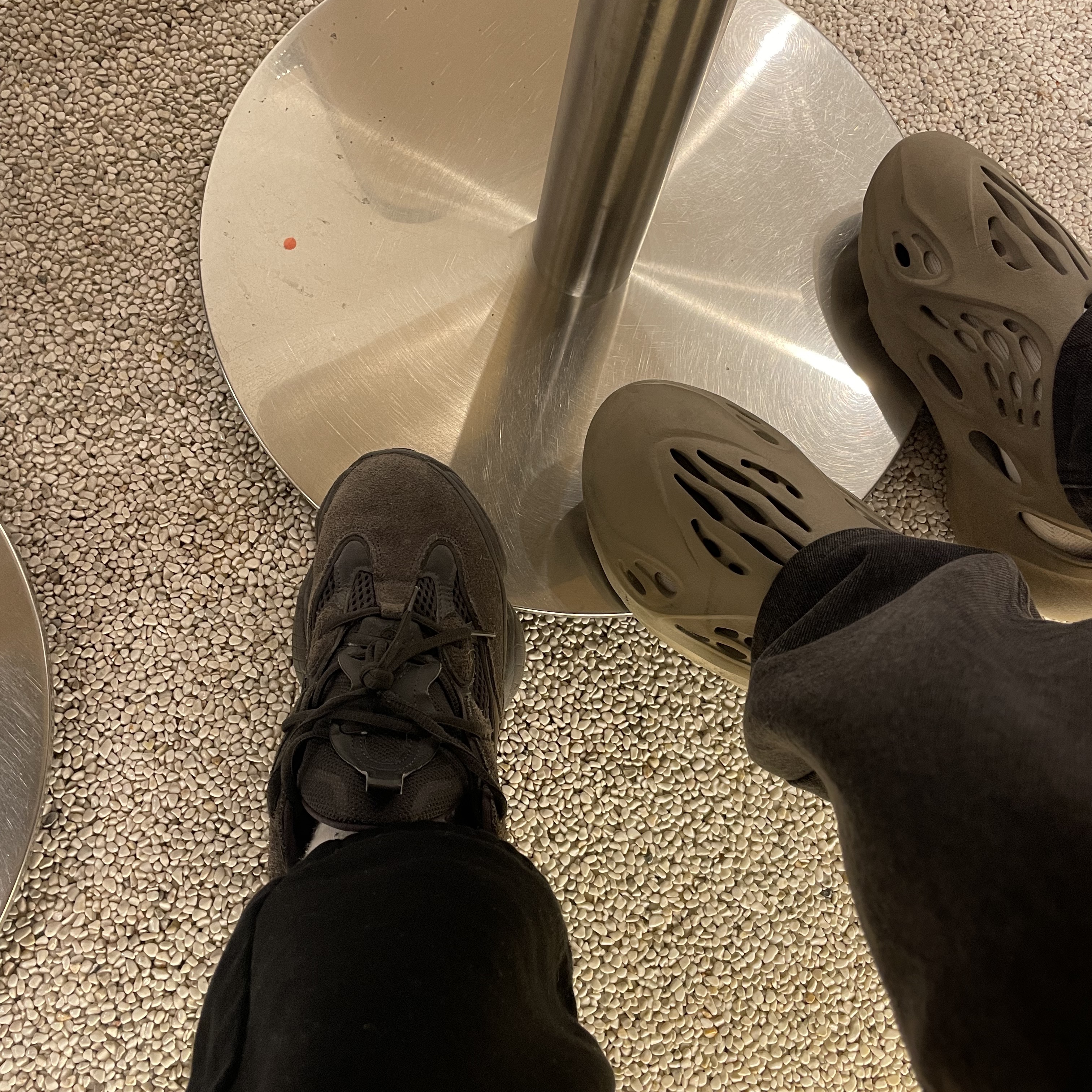 Adidas Yeezy 500 Utility Black 2018/2020, Adidas Yeezy Foam RNNR Stone Sage 착용 스타일