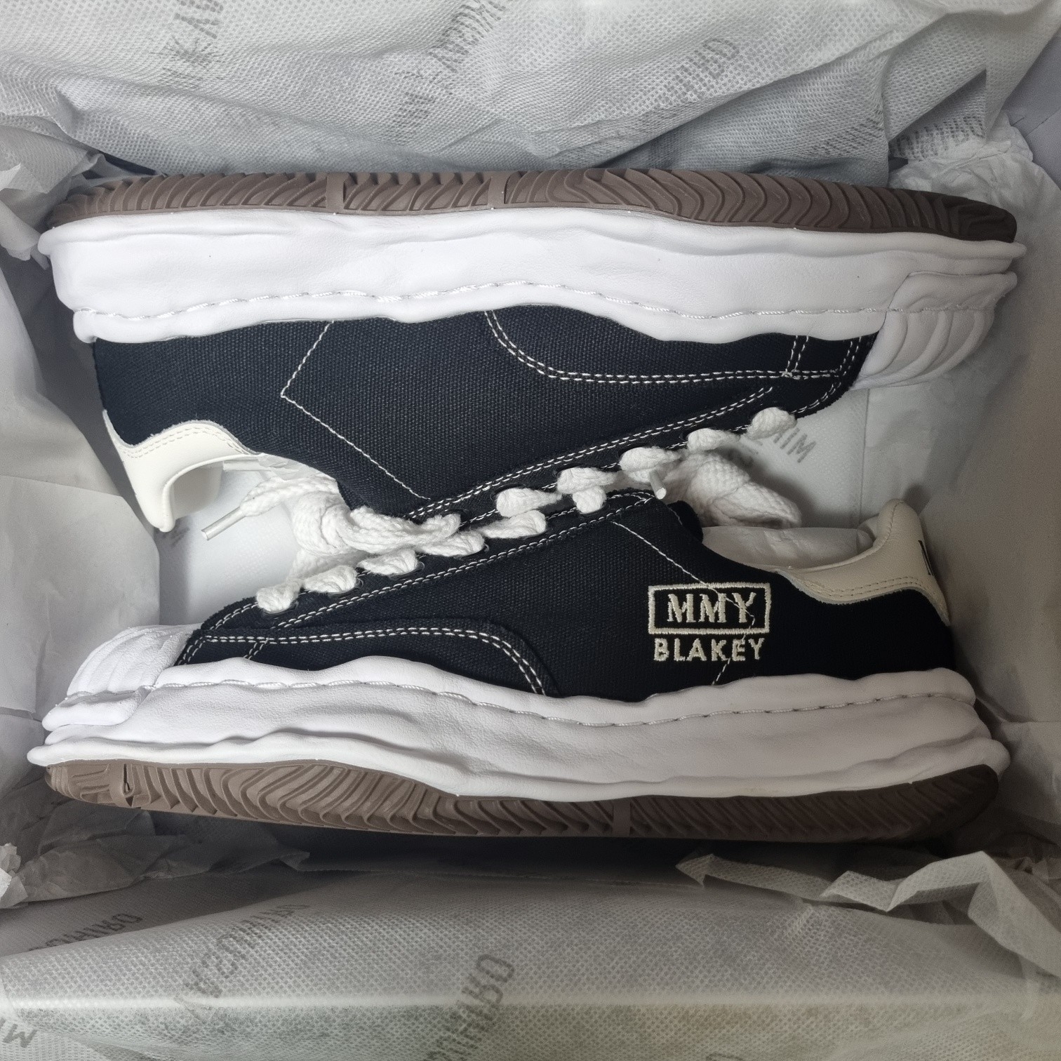 Maison Mihara Yasuhiro Blakey OG Sole Canvas Low-top Sneakers Black White 착용 스타일 - 1