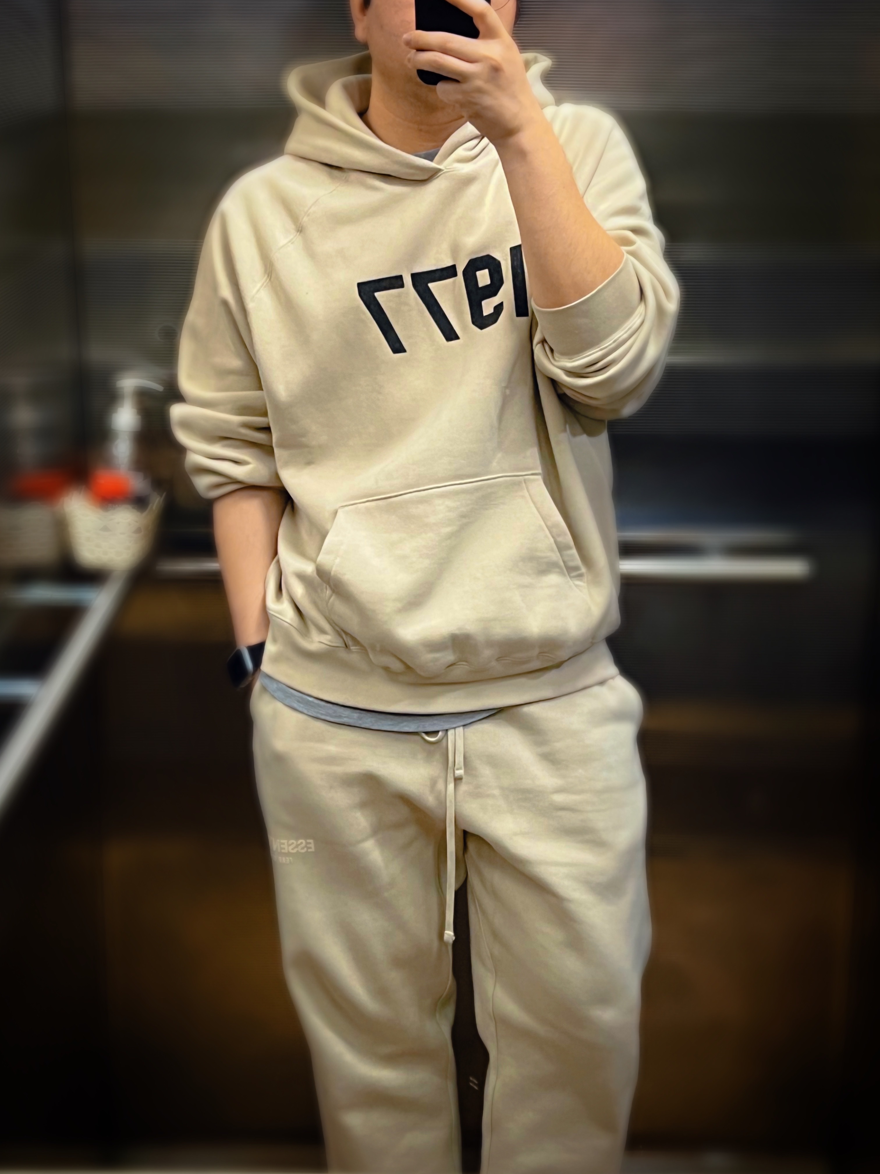 Essentials 1977 Hoodie Wheat - 22SS, Essentials Relaxed Sweatpants Wheat - 22SS 착용 스타일 - 1