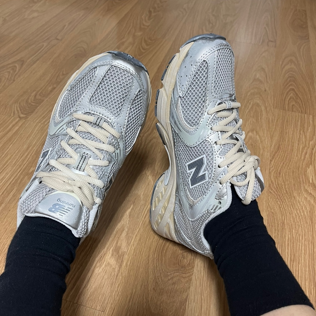 New Balance 530 Vintage Metallic Silver 착용 스타일 - 2