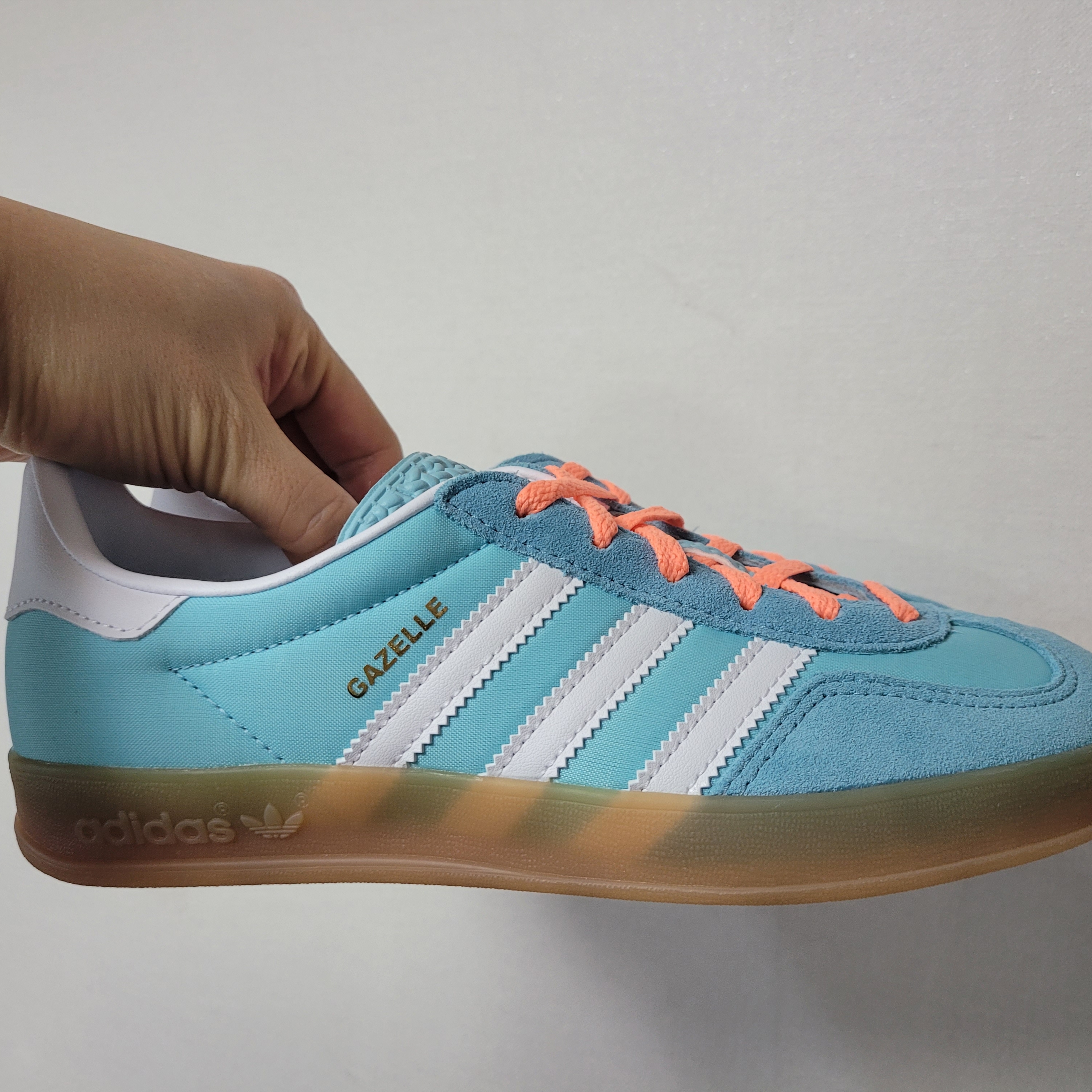 Adidas Gazelle Indoor Preloved Blue White 착용 스타일 - 1