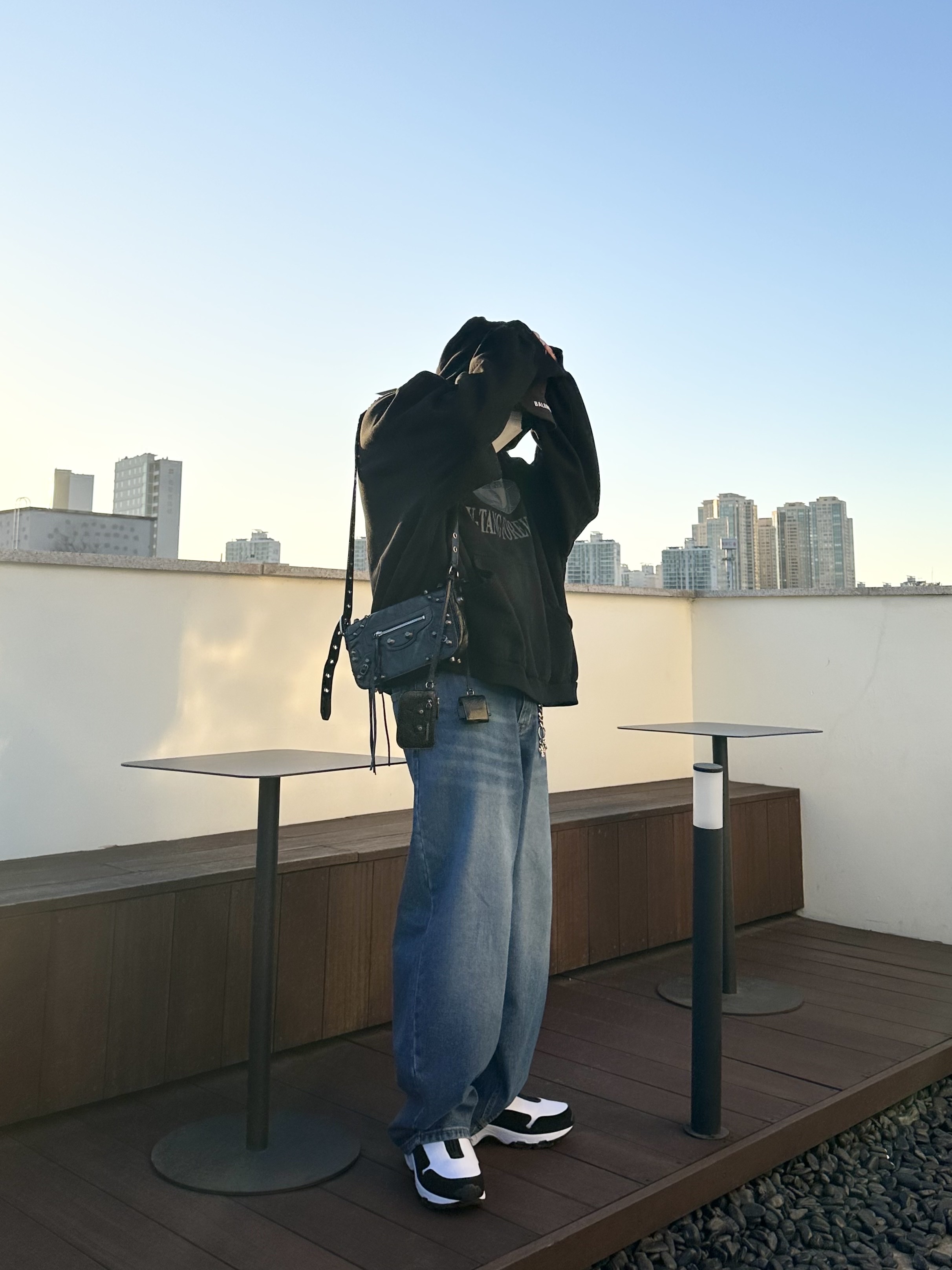 Nike x Comme des Garcons Homme Plus Air Max Sunder SP White Black, Balenciaga Crocodile Embossed Le Cagole XS Shoulder Bag Black 착용 스타일 - 1