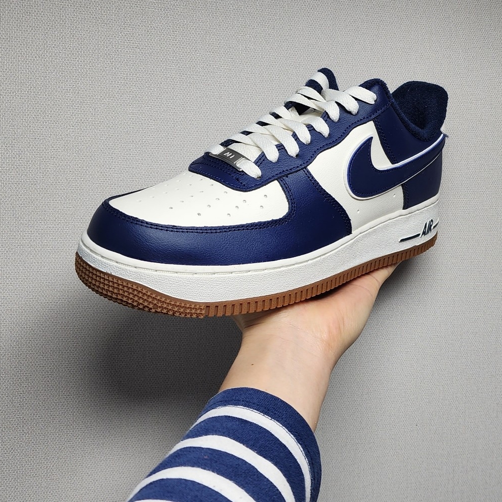 Nike Air Force 1 '07 LV8 Midnight Navy 착용 스타일