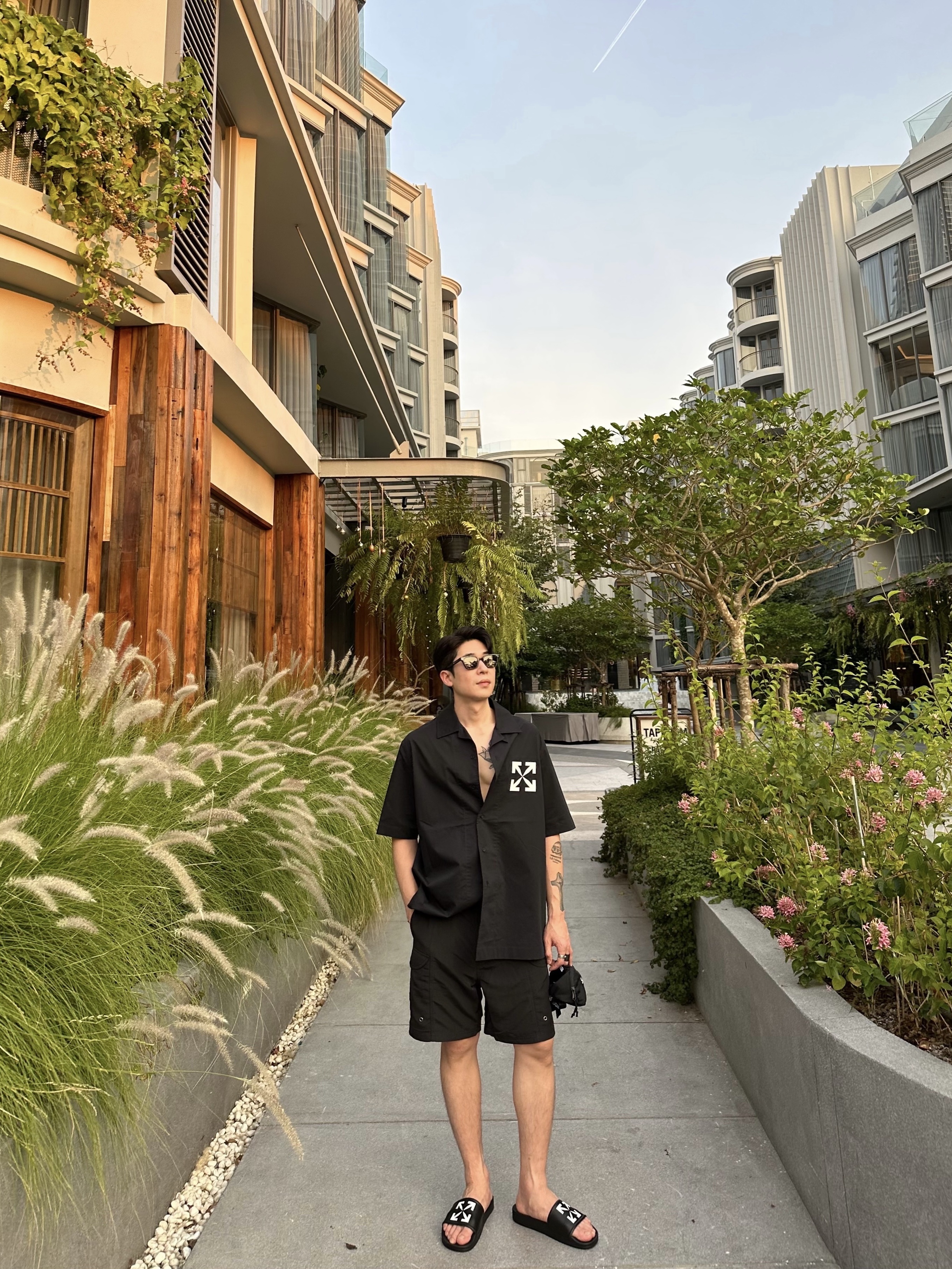 Off-White Arrow Holiday Shirt Black, Supreme x The North Face Trekking Packable Belted Shorts Black - 22SS 착용 스타일 - 2