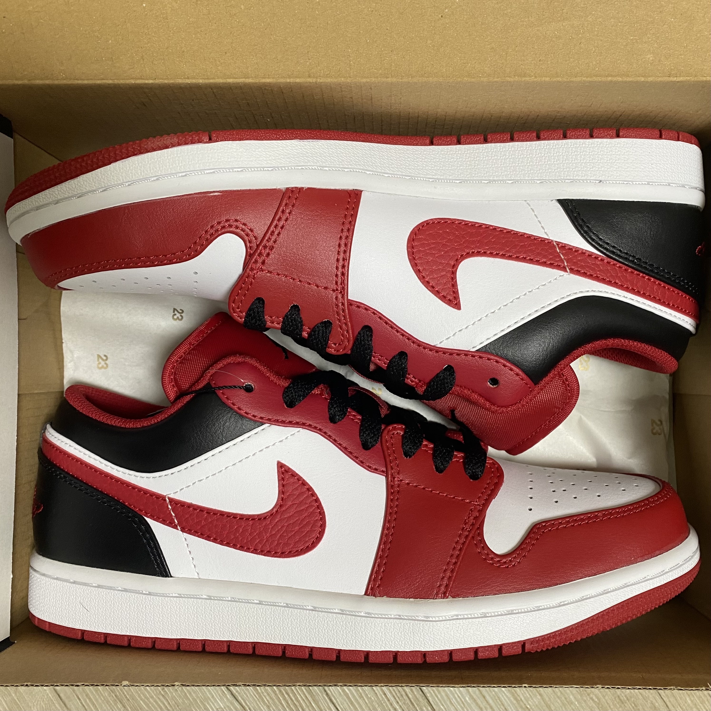 Jordan 1 Low White Gym Red Black 착용 스타일