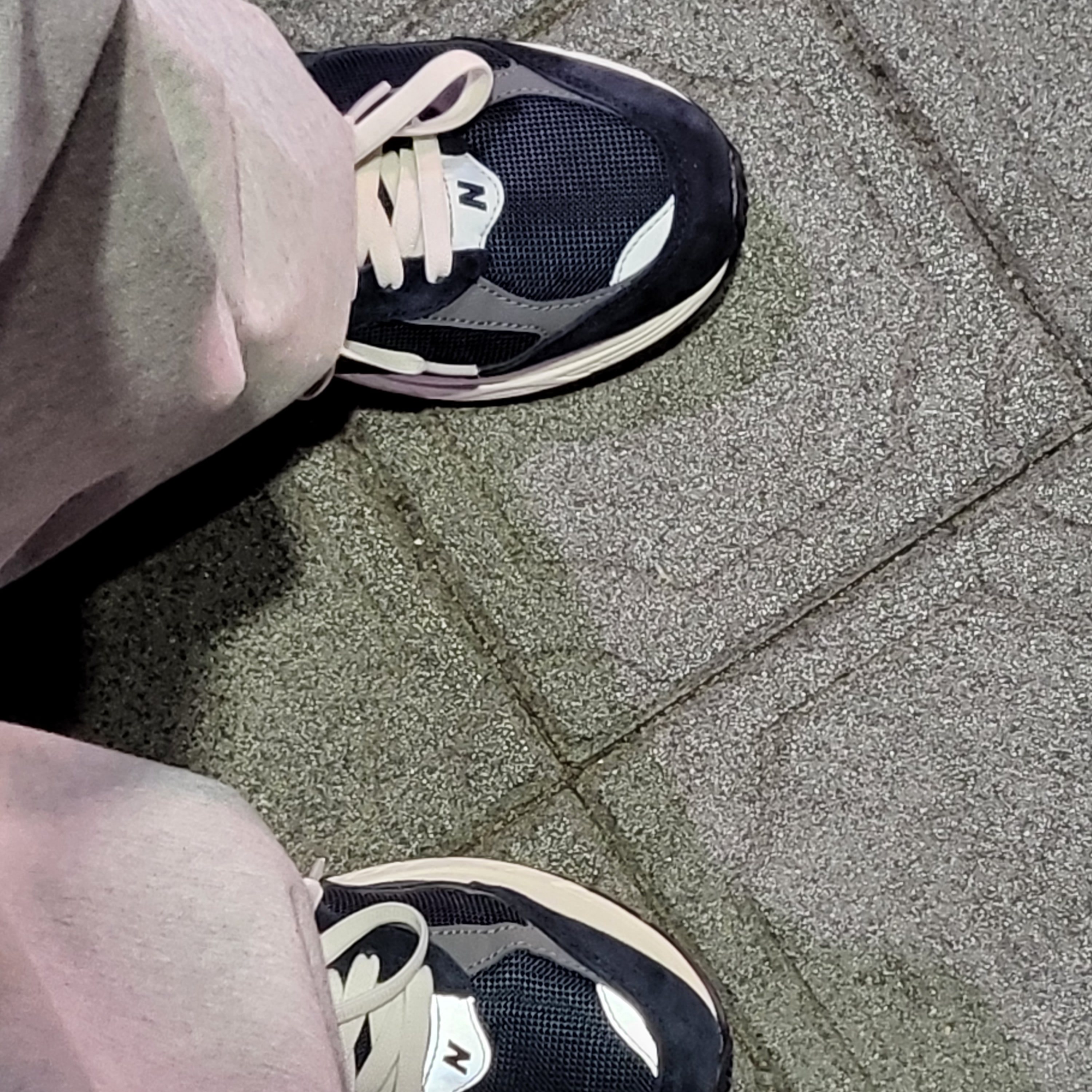 New Balance 2002R Eclipse Castlerock 착용 스타일