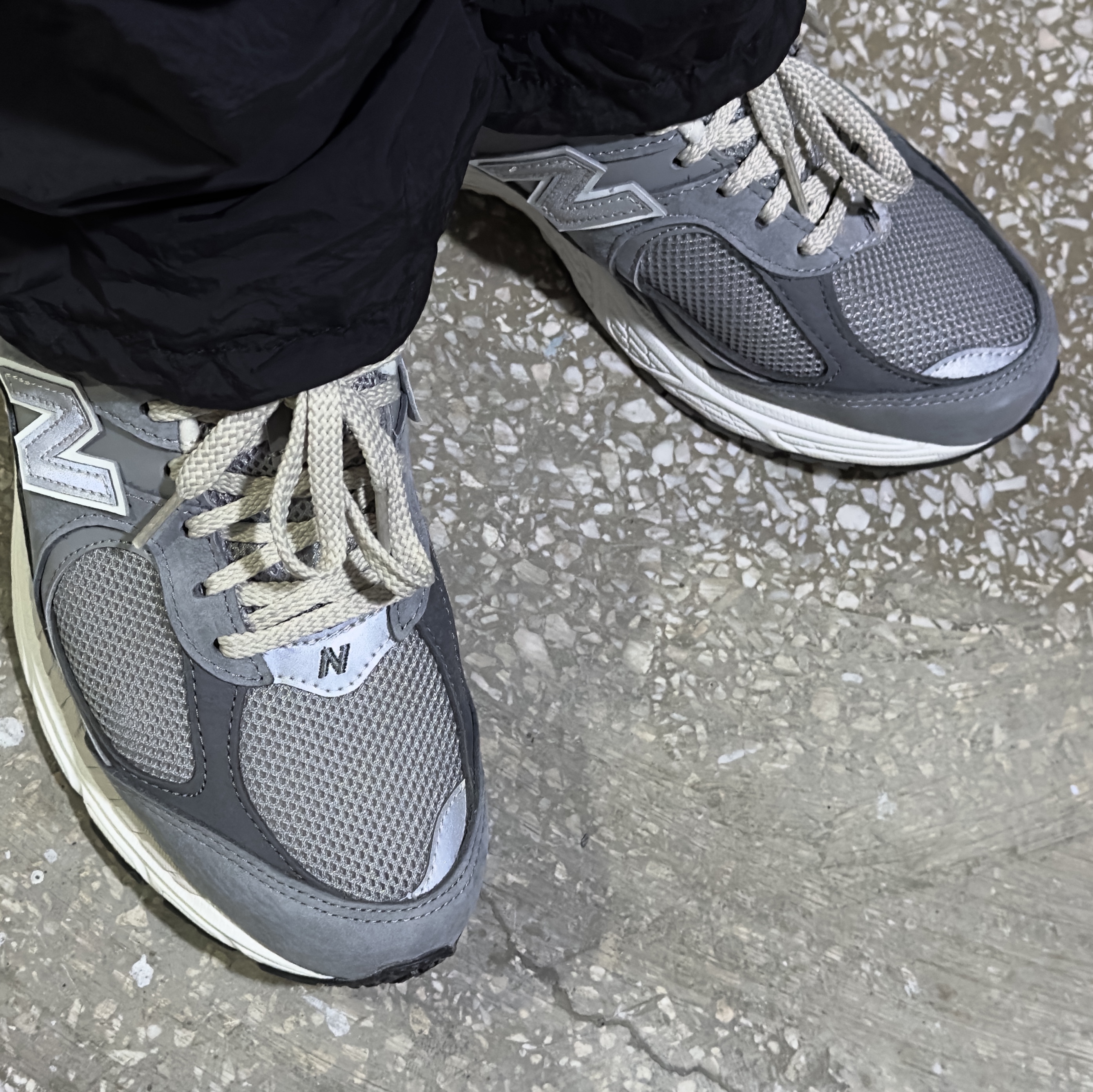New Balance 2002R Premium Vintage Grey 착용 스타일