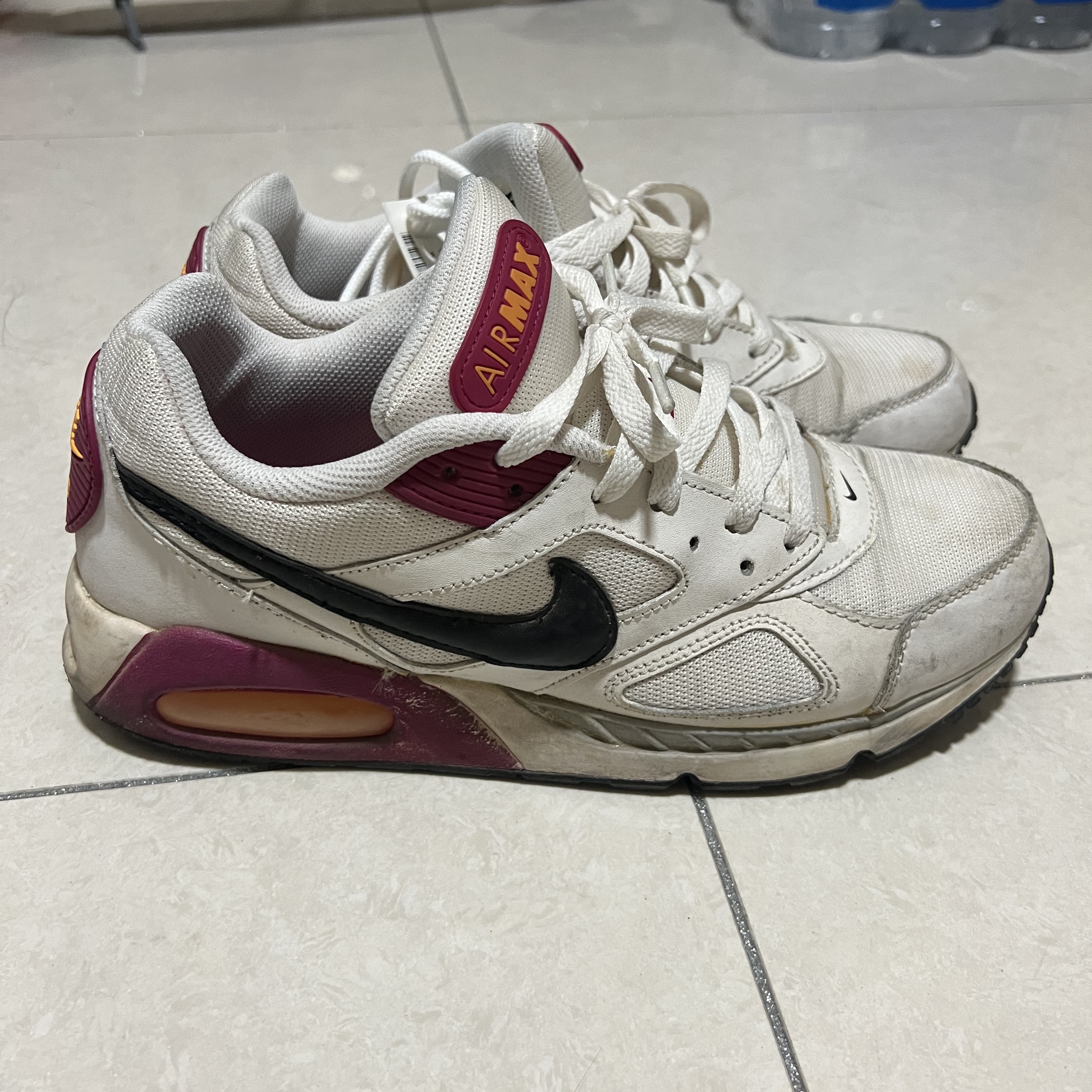 Nike Air Max Ivo White Black 착용 스타일 - 1