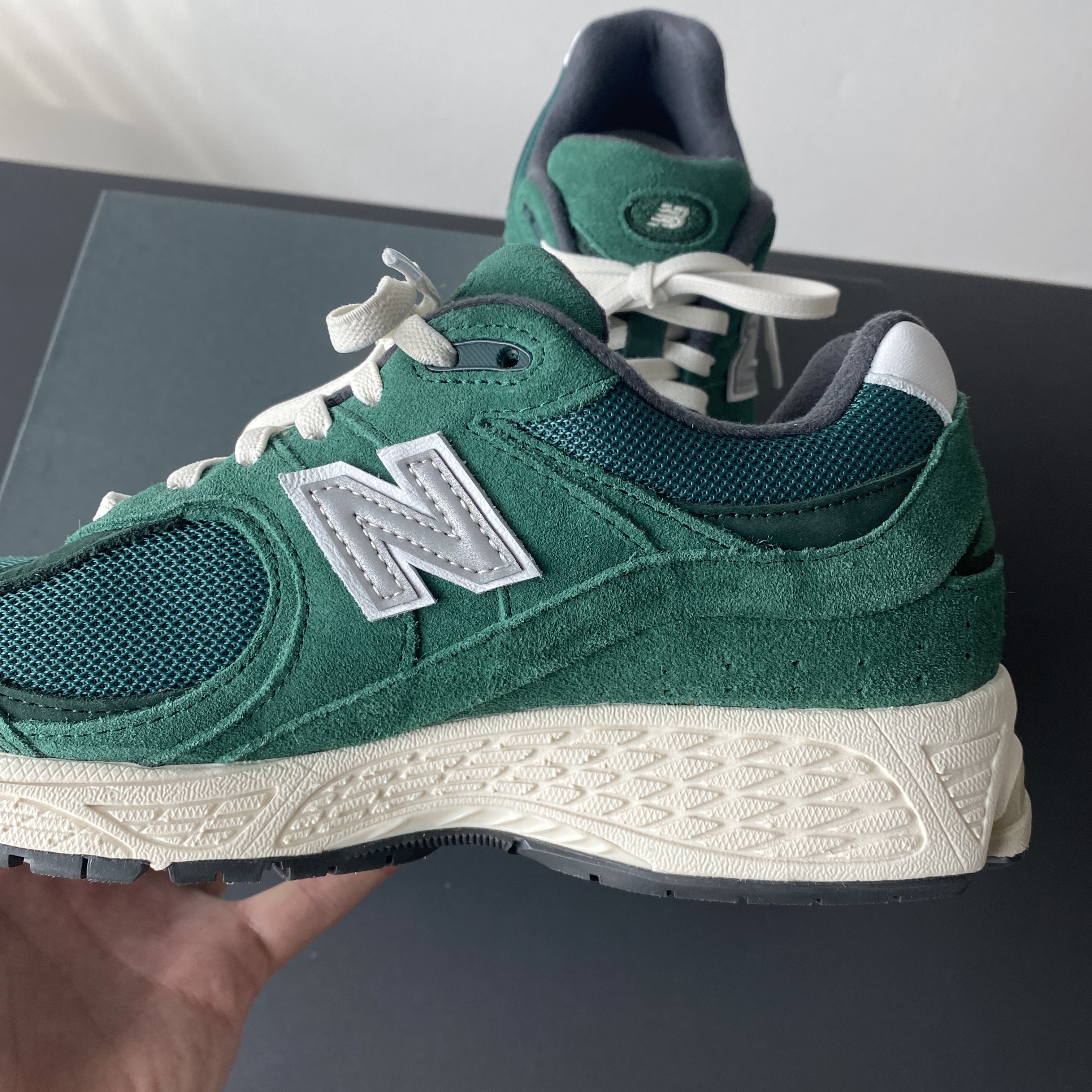 New Balance 2002R Nightwatch Green 착용 스타일 - 1
