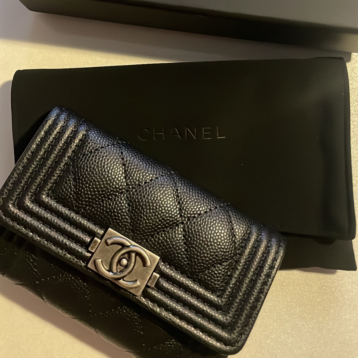 Chanel Boy Chanel Flap Card Holder Grained Calfskin & Ruthenium Black 착용 스타일 - 2