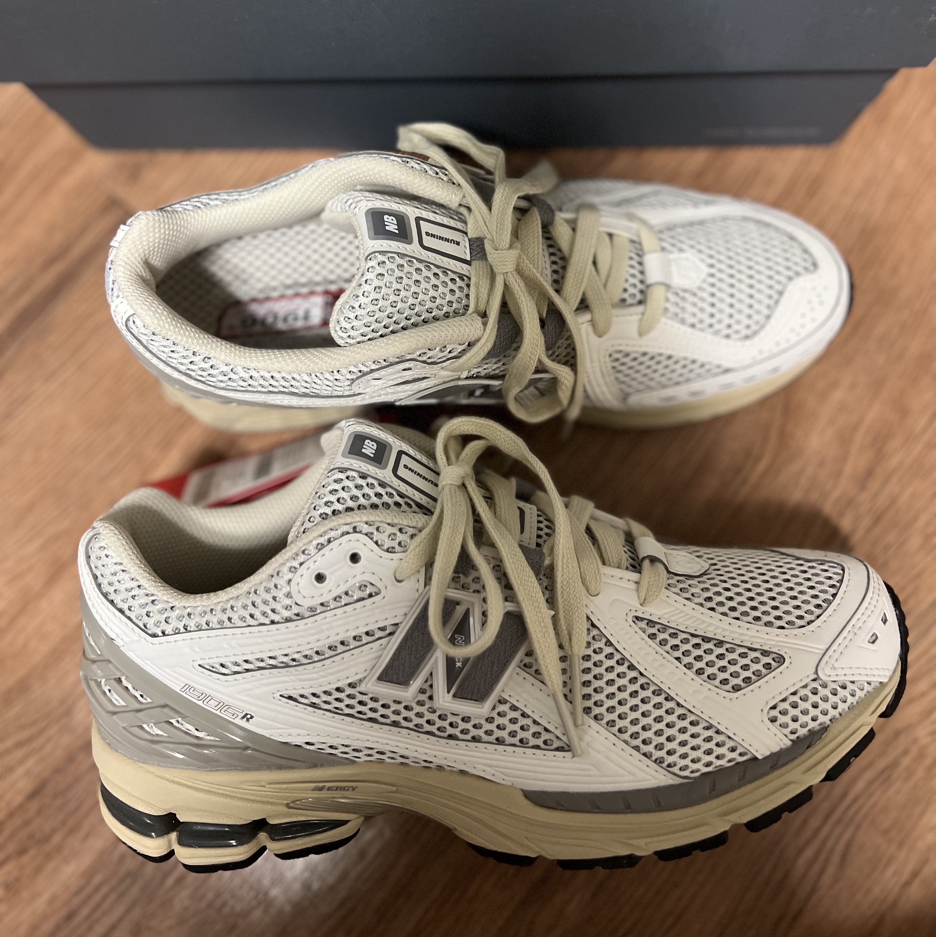 New Balance 1906R White Gray 착용 스타일