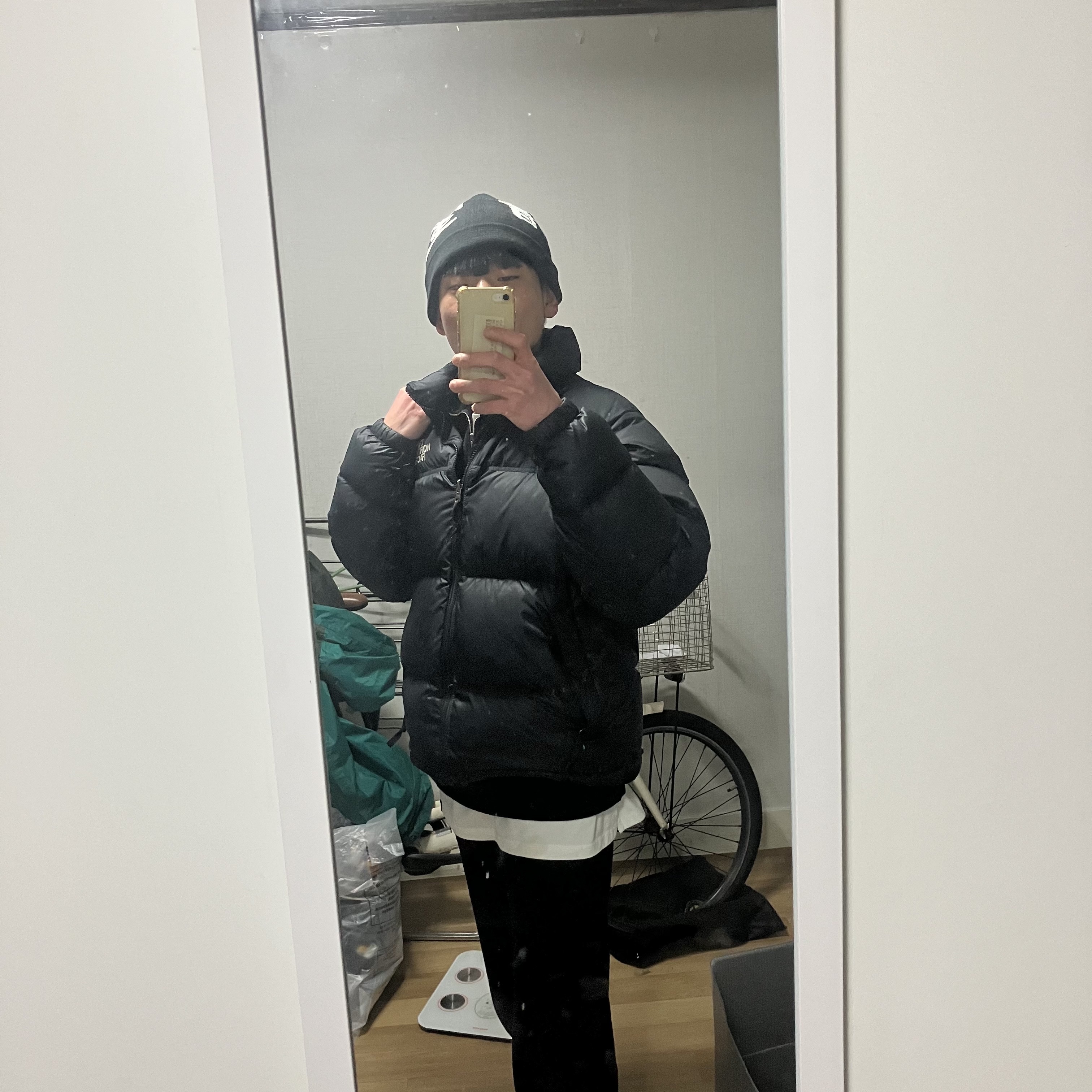 IAB Studio Socks White Set, IAB Studio Half Zip-Up Black White 착용 스타일