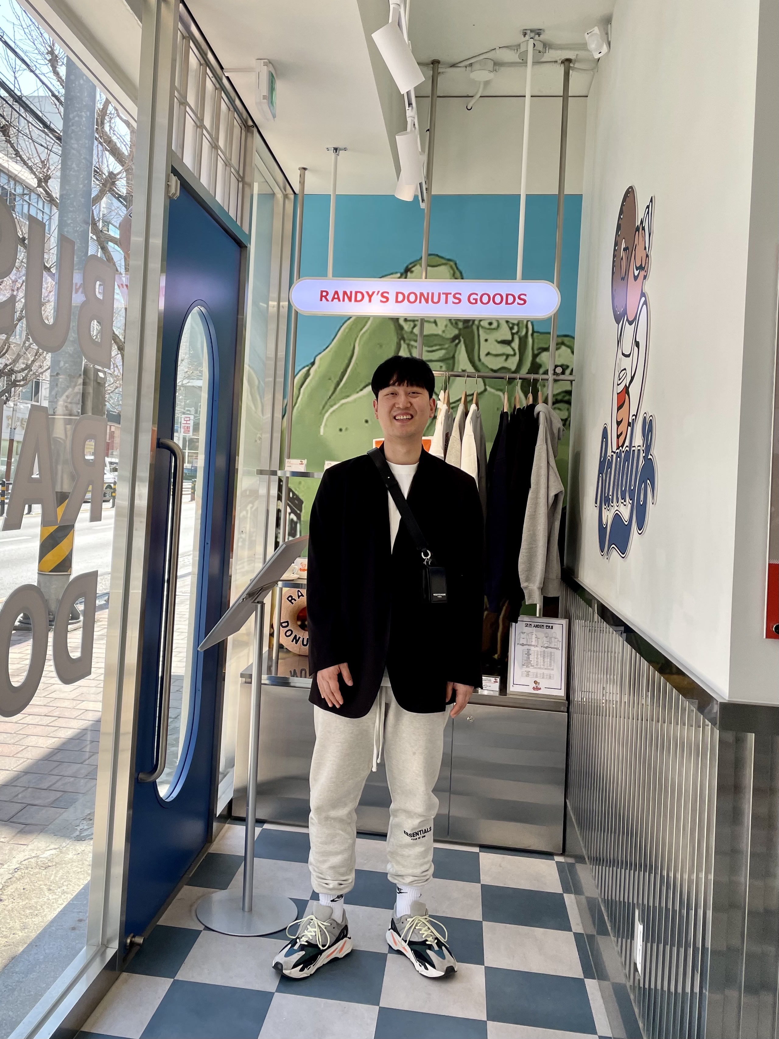 Adidas Yeezy Boost 700 Wave Runner Solid Grey 2021/2022, Essentials The Core Collection Sweatpants Light Oatmeal 착용 스타일 - 3