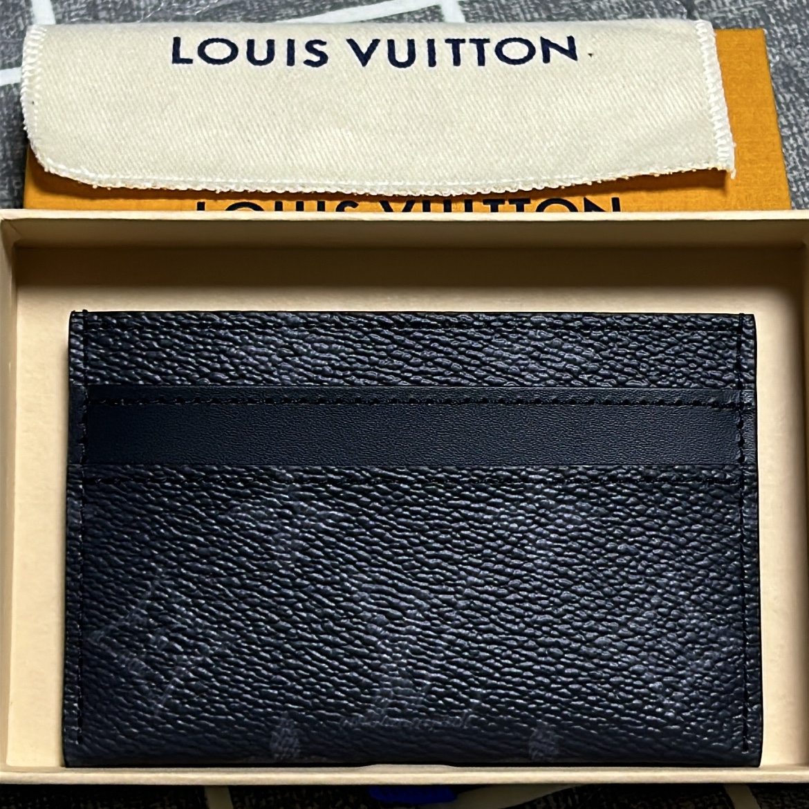 Louis Vuitton Double Card Holder Monogram Eclipse 착용 스타일