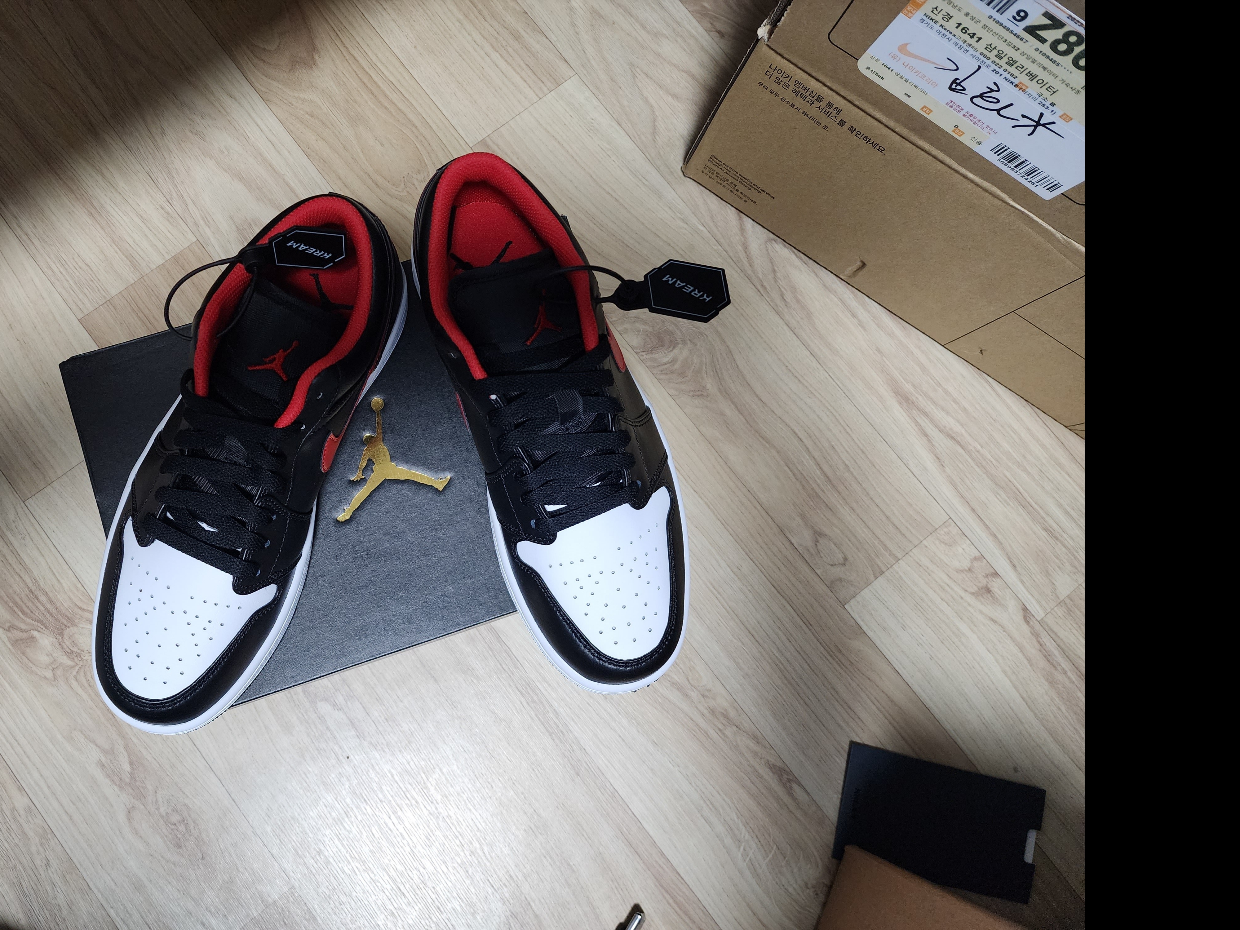 Jordan 1 Low Black Fire Red 착용 스타일 - 3