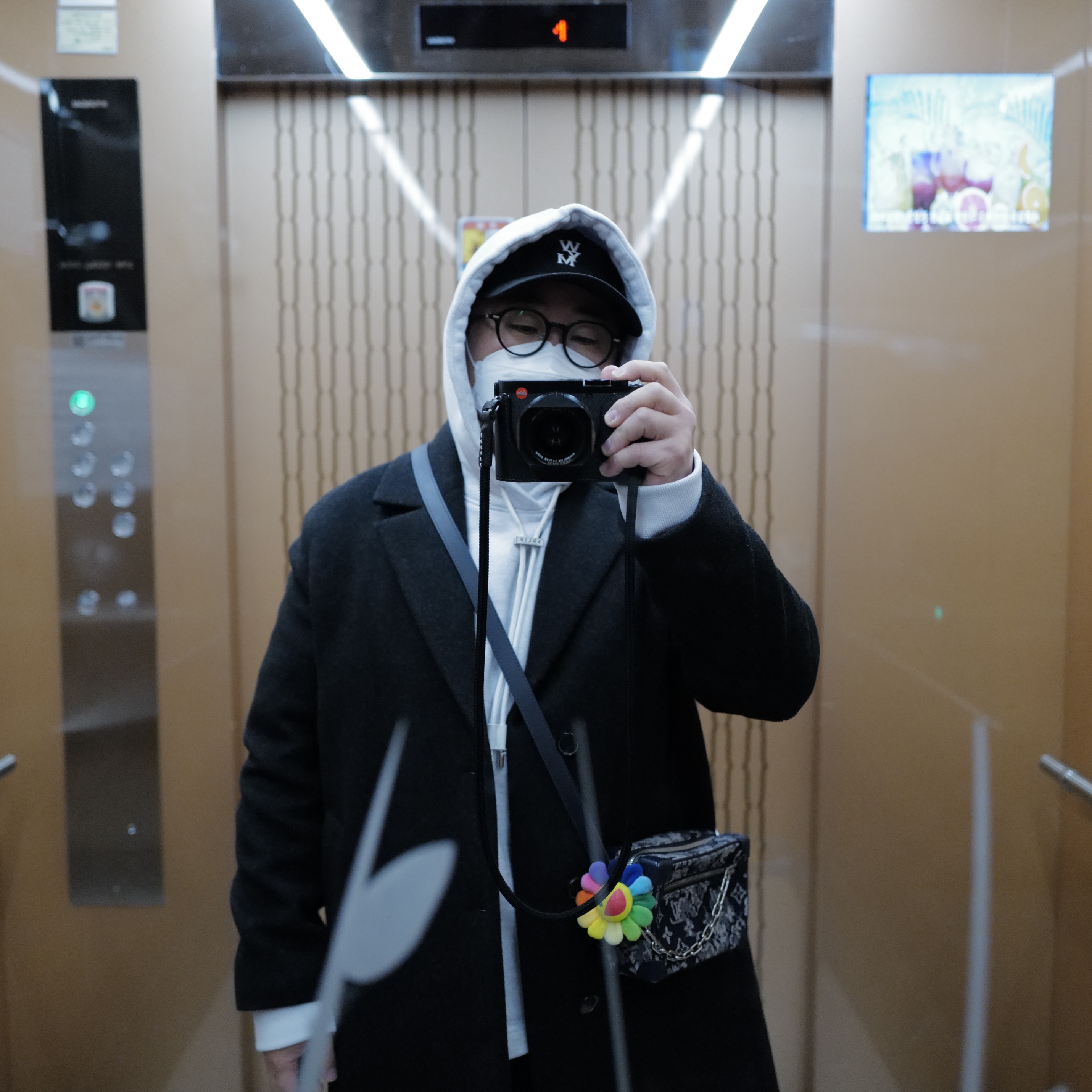 Wooyoungmi White Logo Ball Cap Black 착용 스타일