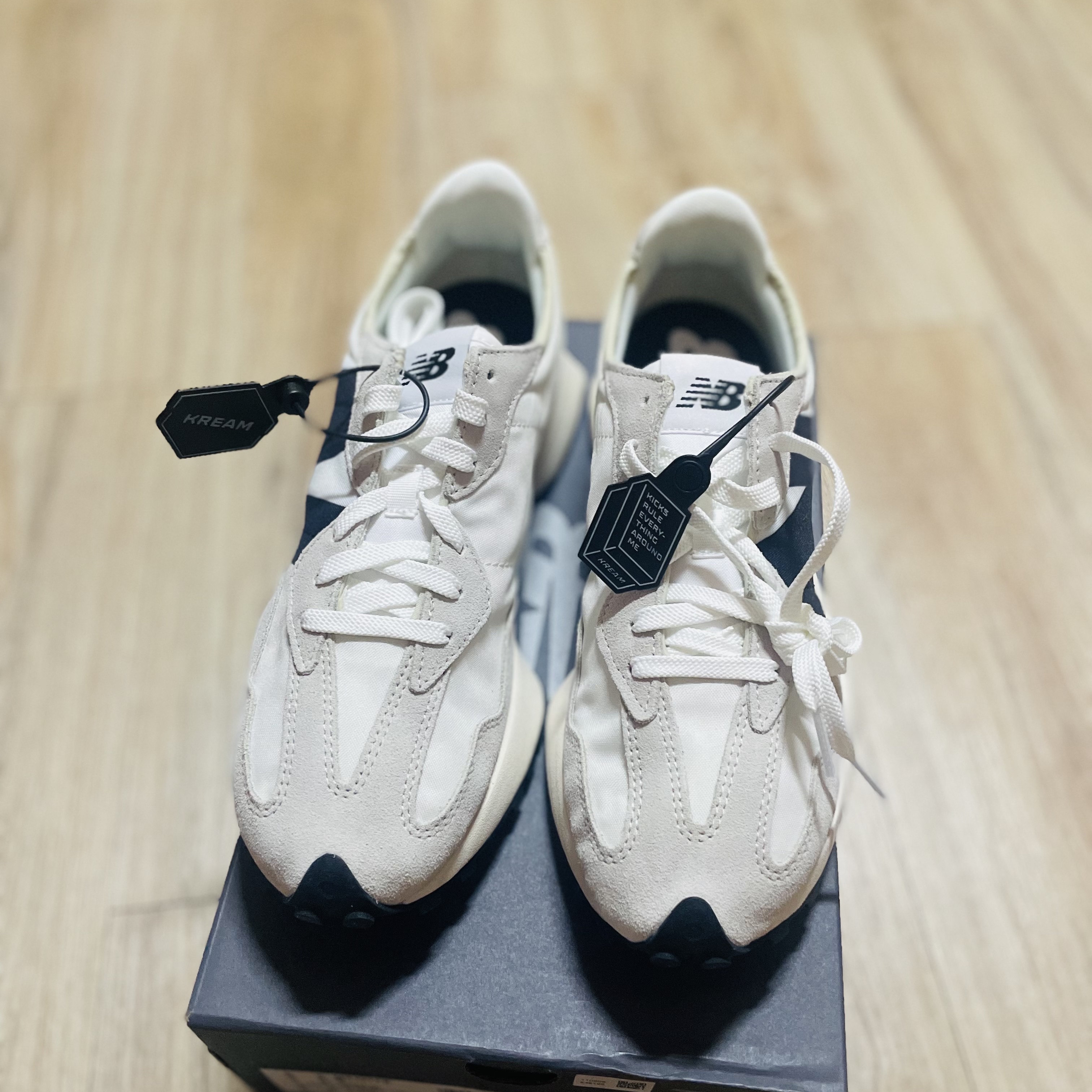 New Balance 327 White Black 착용 스타일 - 2