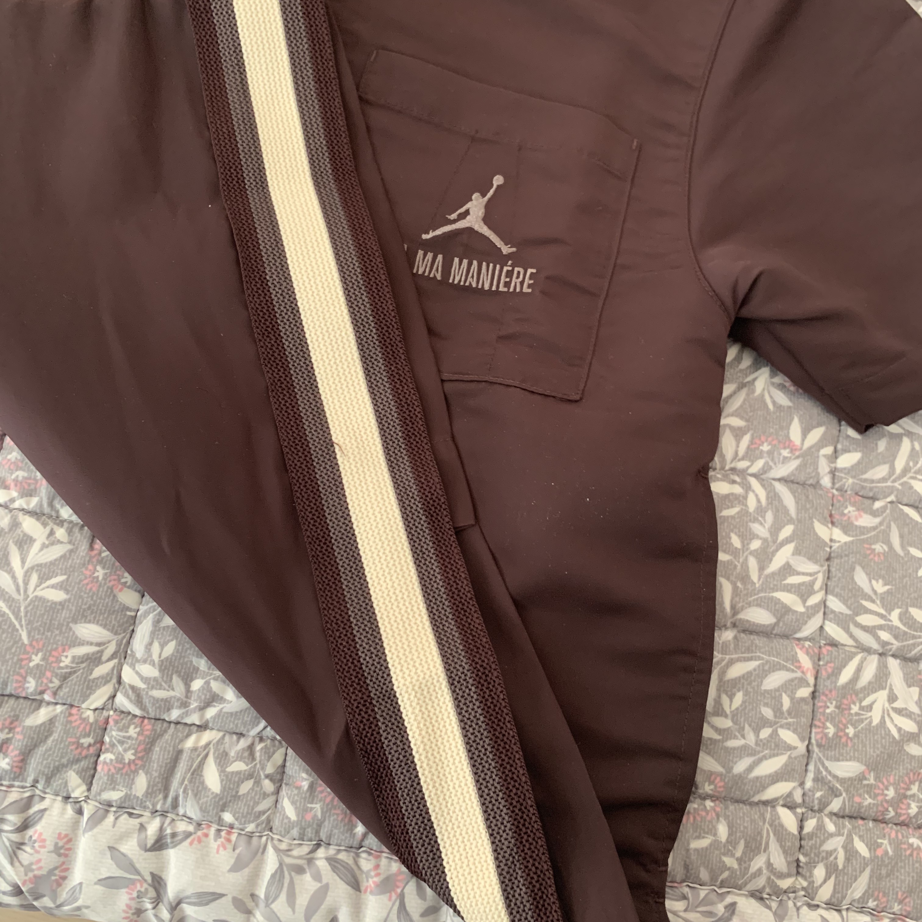 Jordan x A Ma Maniere Warm-Up Shirts Mahogany - Asia 착용 스타일 - 1