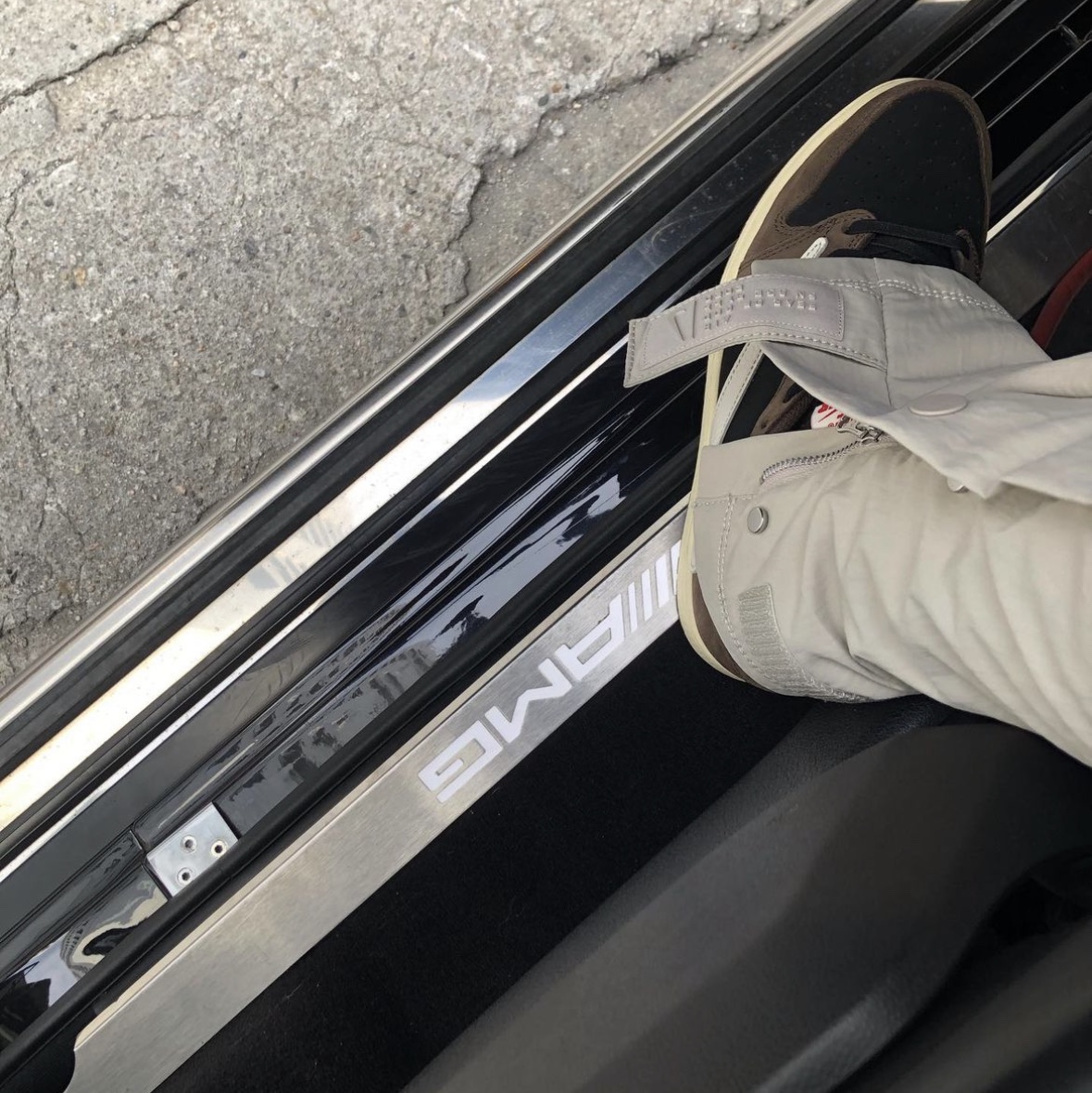 Jordan 1 x Travis Scott Retro Low OG SP Mocha, Nike x Fear of God Warm Up Pants String 착용 스타일
