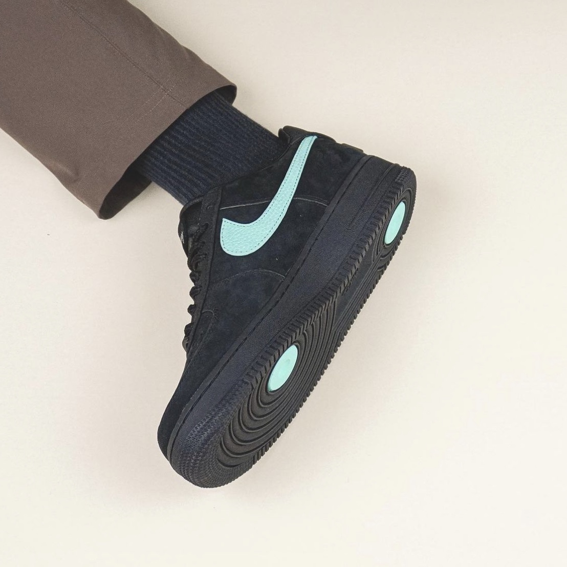 Nike x Tiffany & Co. Air Force 1 Low SP 1837 착용 스타일 - 4