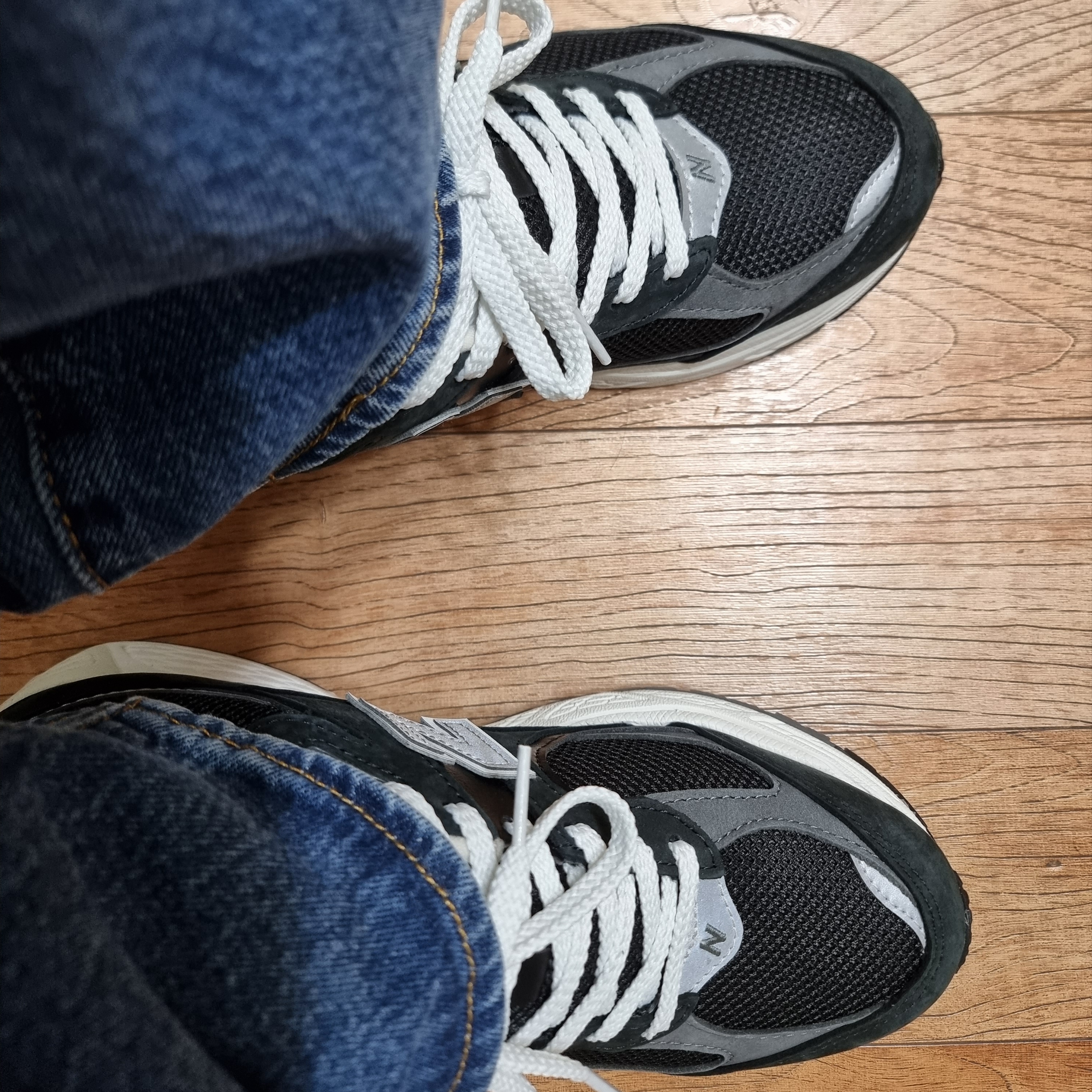 New Balance 2002R Premium Vintage Black 착용 스타일