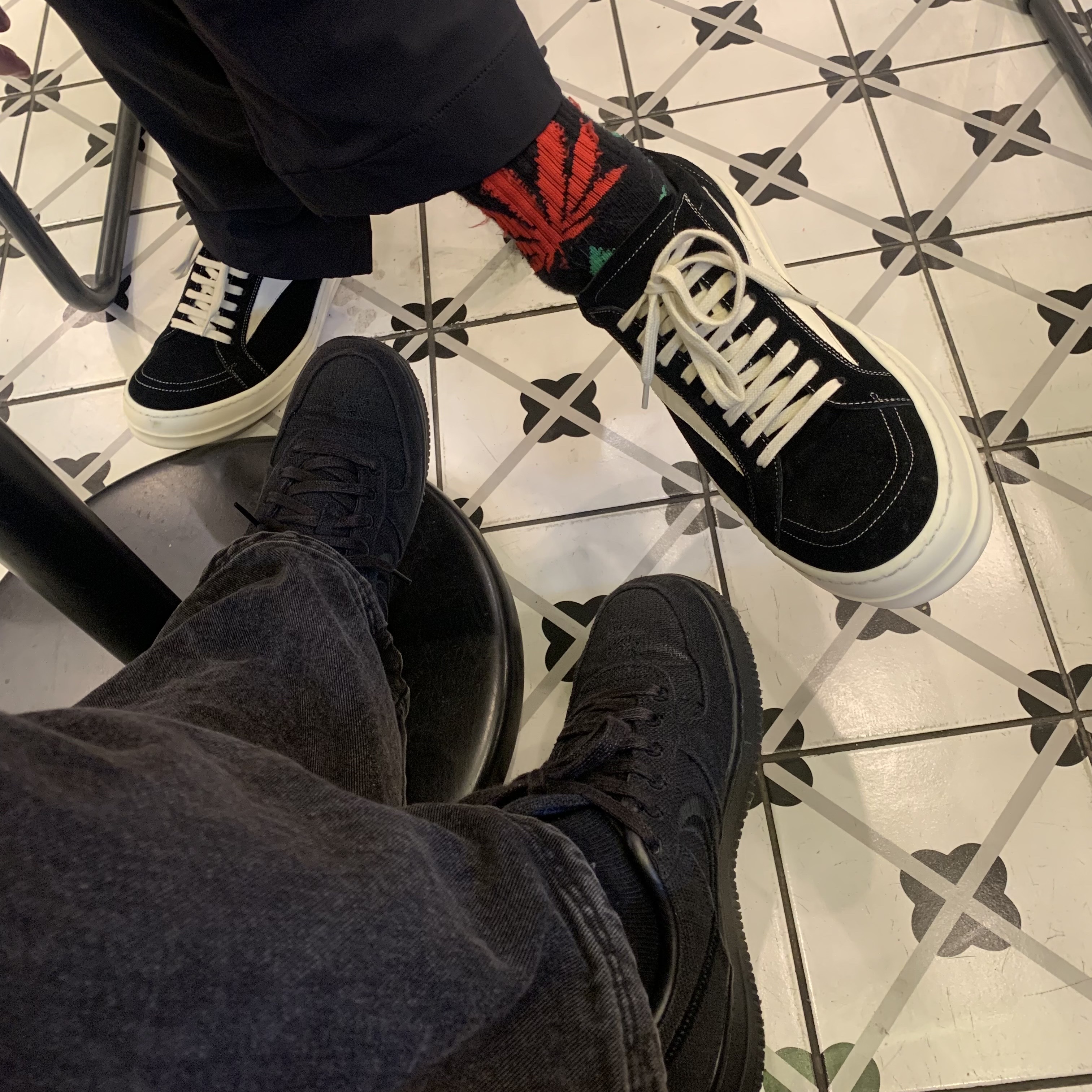 Rick Owens Suede Vintage Sneakers Black Milk White, Nike x Stussy Air Force 1 Low Triple Black 착용 스타일