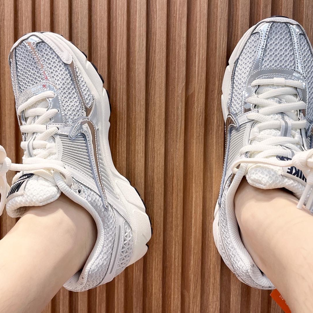 (W) Nike Zoom Vomero 5 Photon Dust and Metallic Silver 착용 스타일 - 5