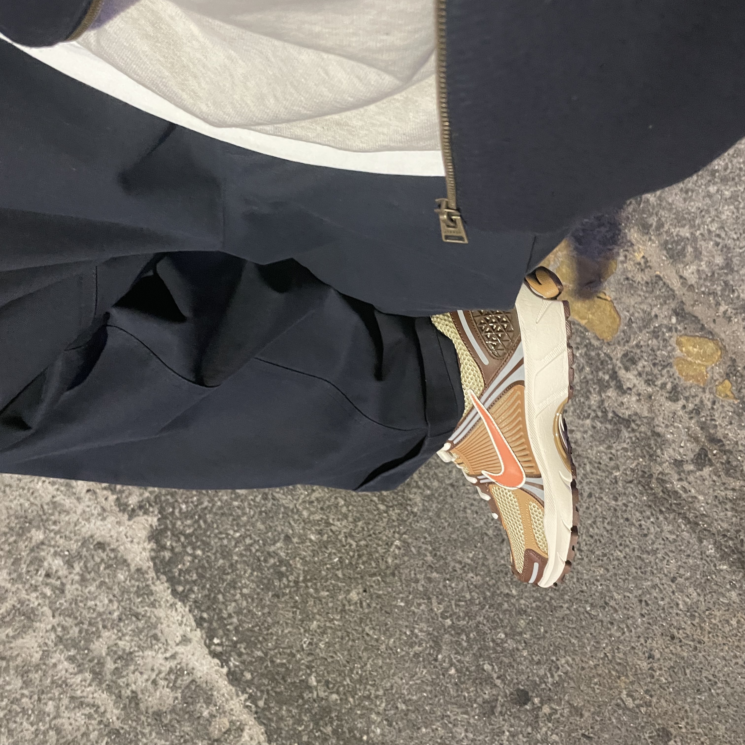 Nike Zoom Vomero 5 Wheat Grass and Cacao Wow 착용 스타일 - 3