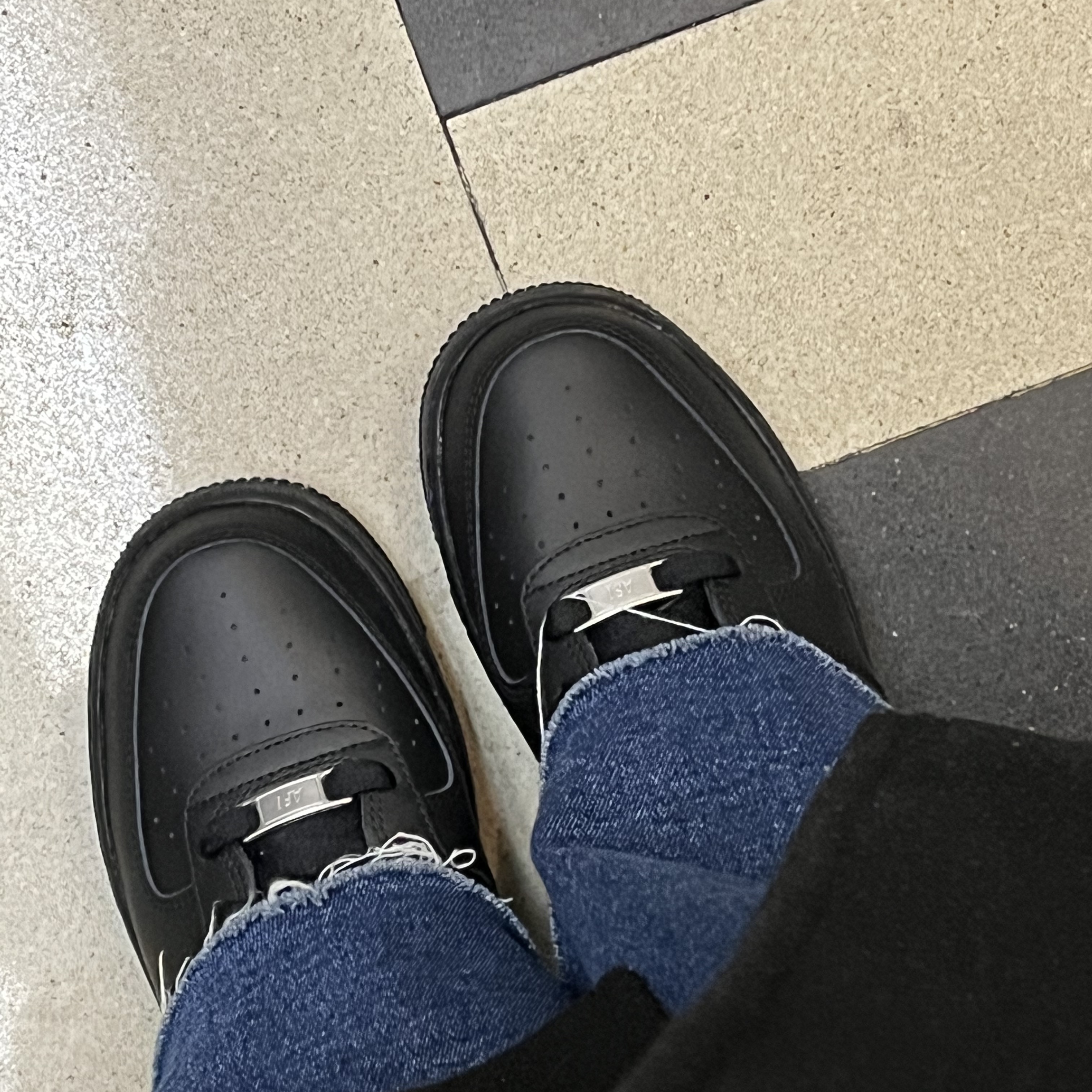 (GS) Nike Air Force 1 LE Black 착용 스타일 - 2
