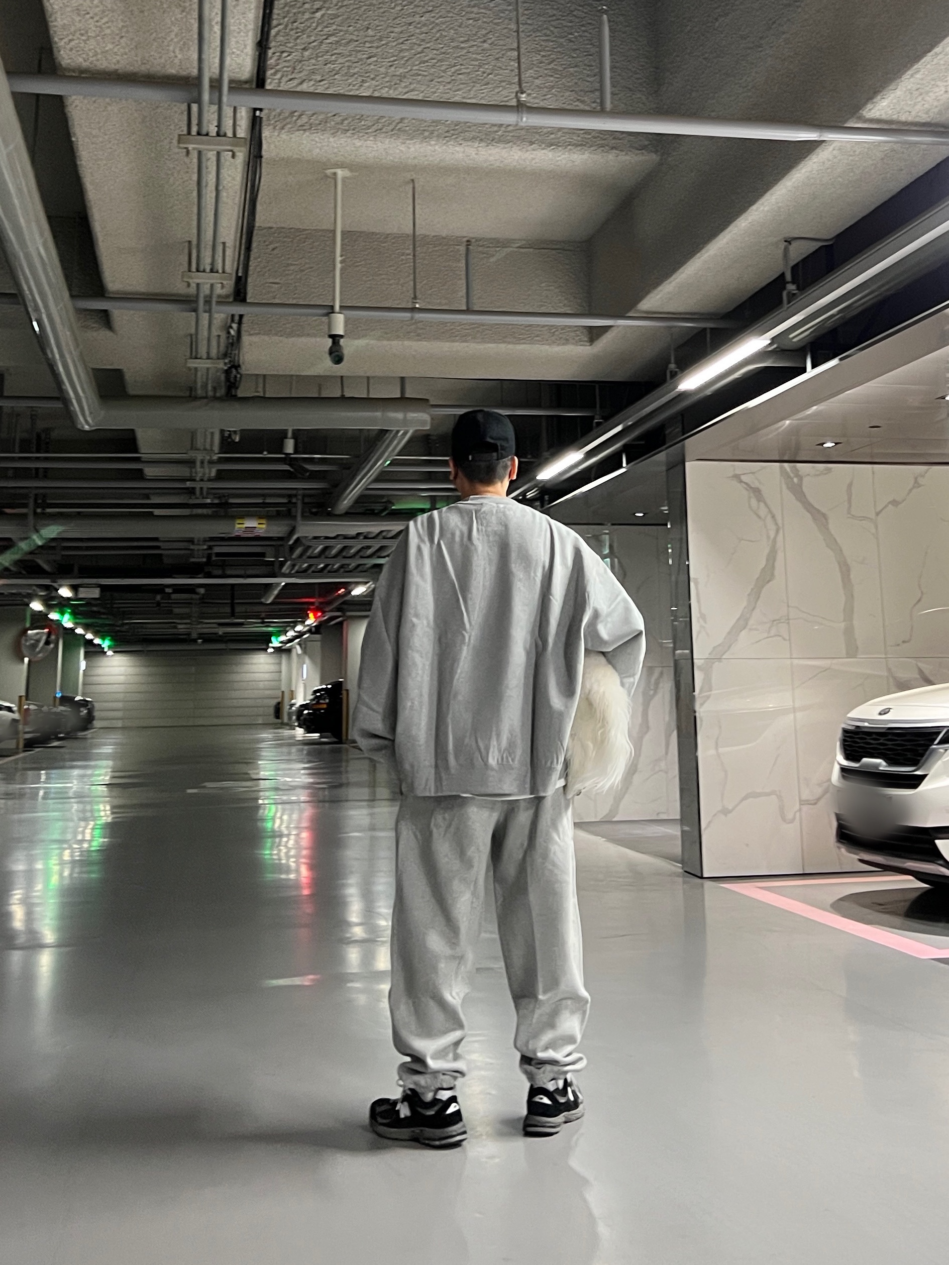Nike x Stussy NRG Fleece Pants Dark Grey Heather (DO9340-063), Nike x Stussy NRG Fleece Crewneck Dark Grey Heather (DO9337-063) 착용 스타일 - 1