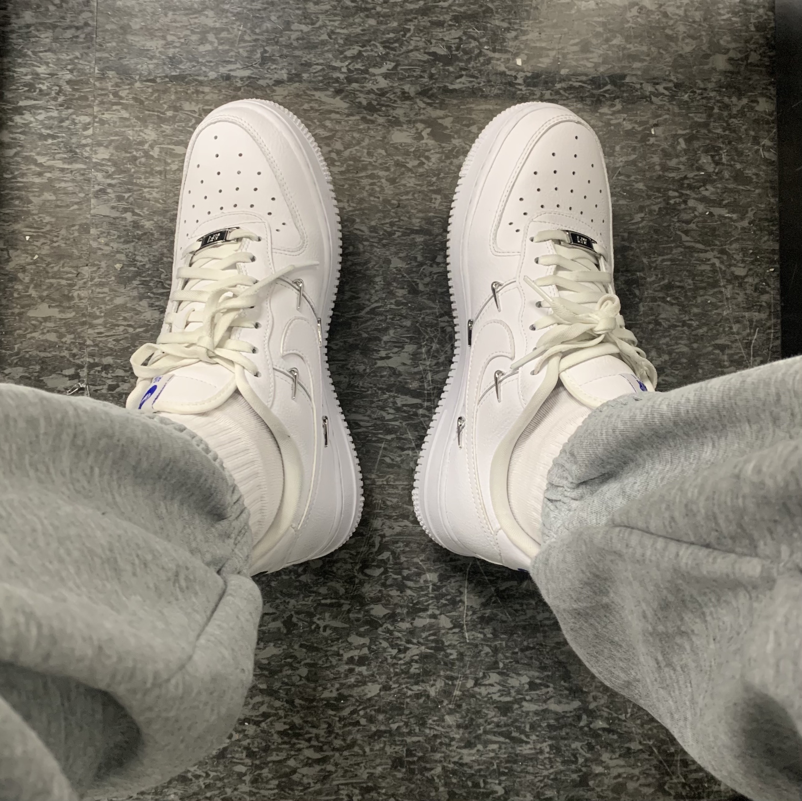 (W) Nike Air Force 1 Low '07 LX Chrome Luxe 착용 스타일