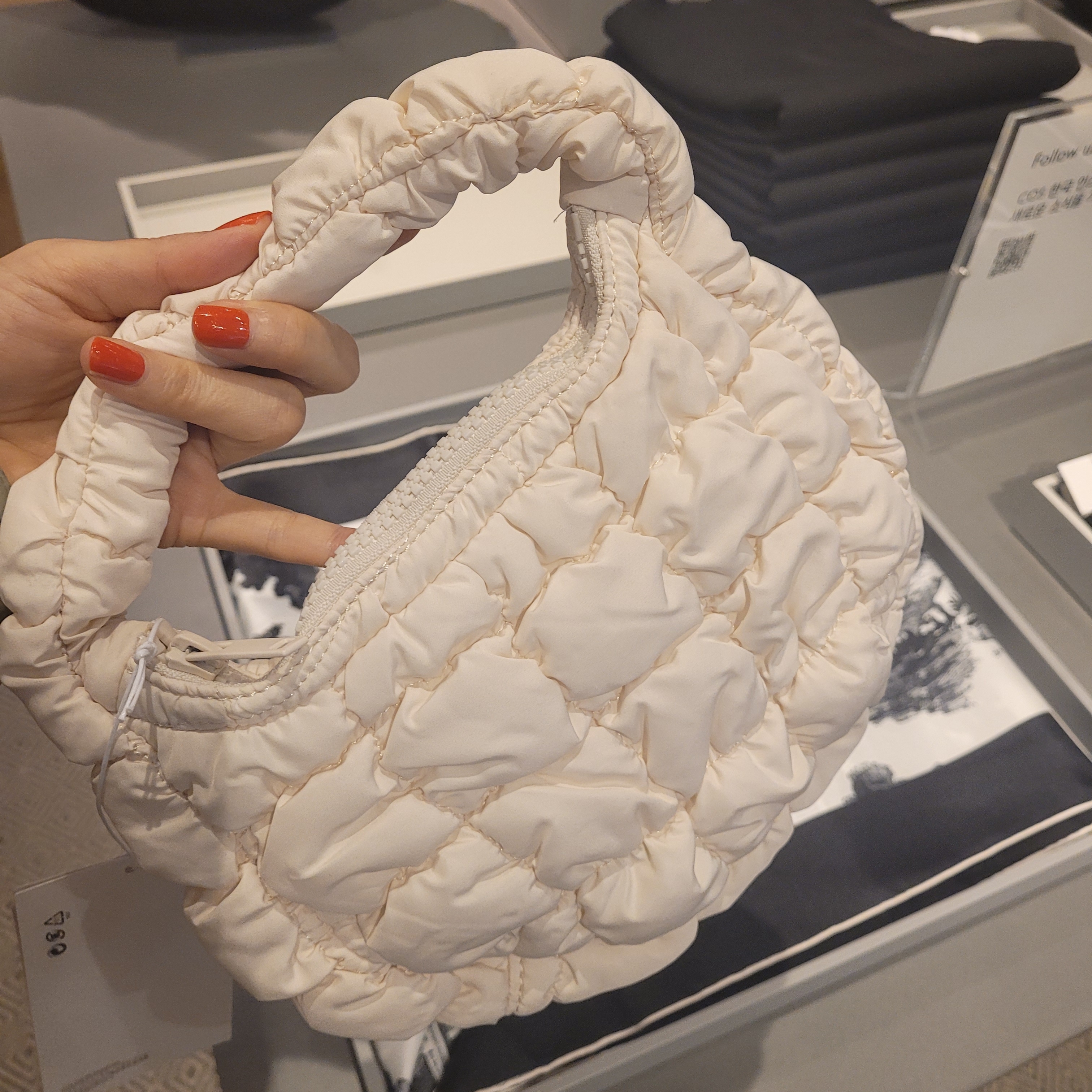 COS Quilted Micro Bag Off White 착용 스타일