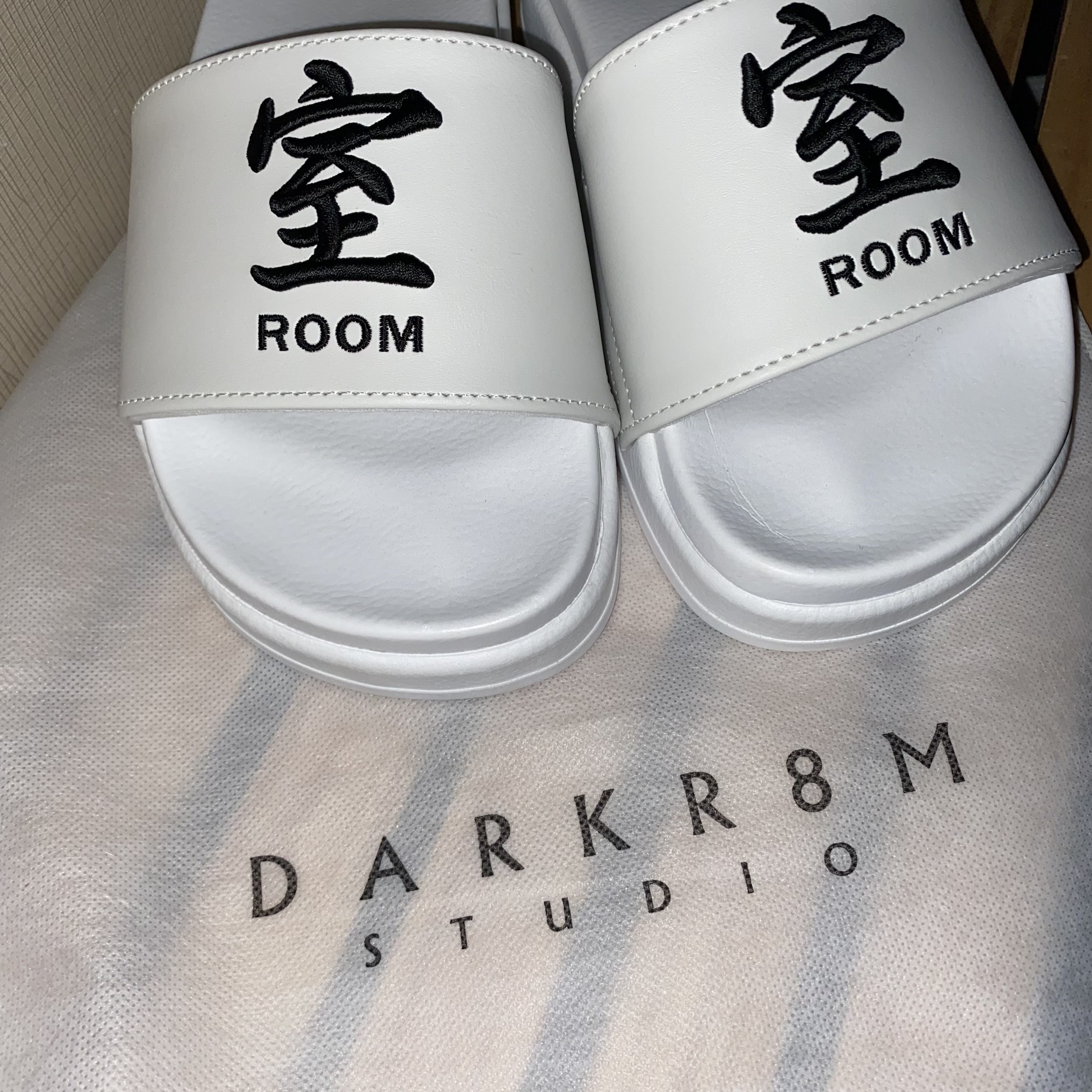 Darkr8m Studio Slides White 착용 스타일 - 1