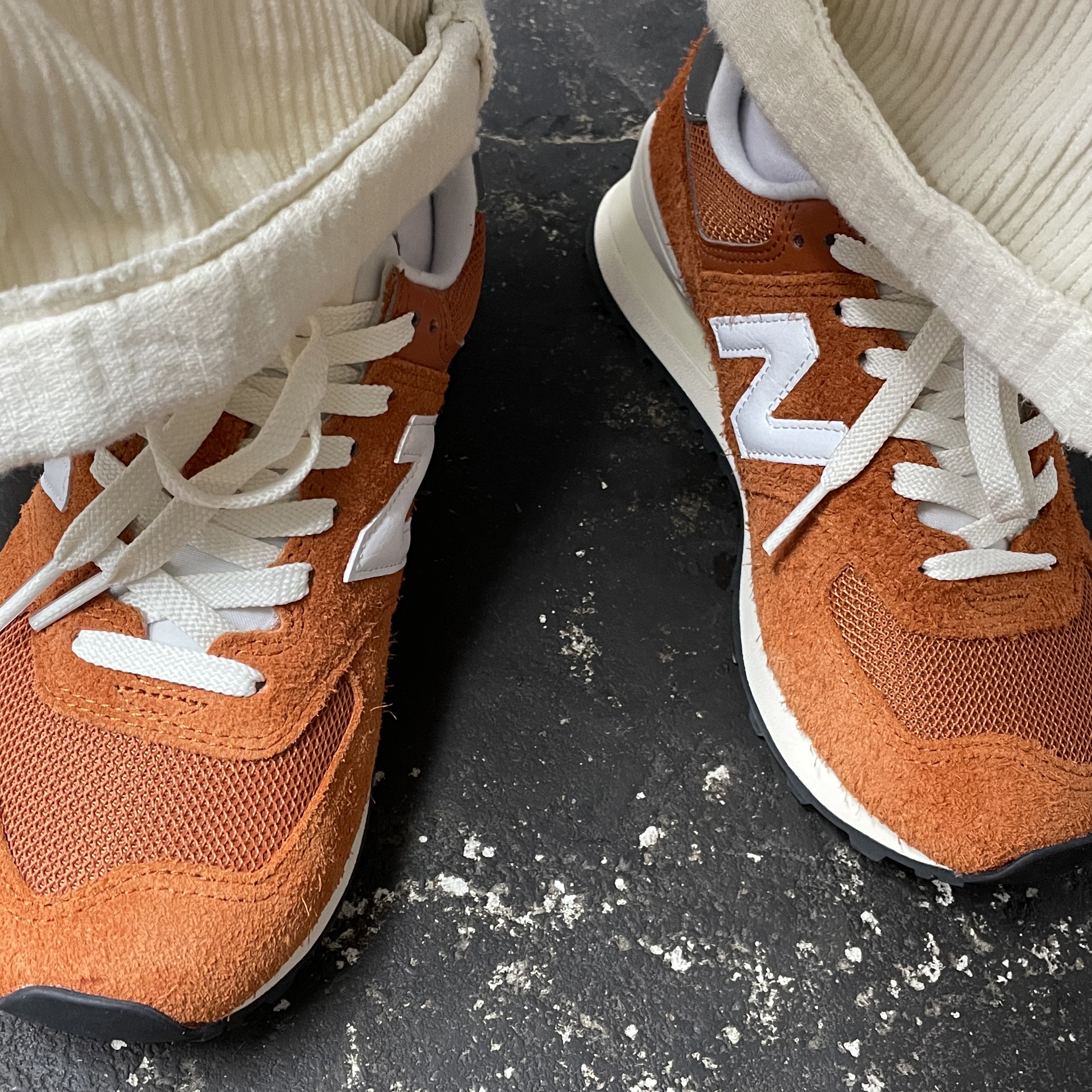 New Balance 574 Heritage Orange Burst White 착용 스타일 - 2