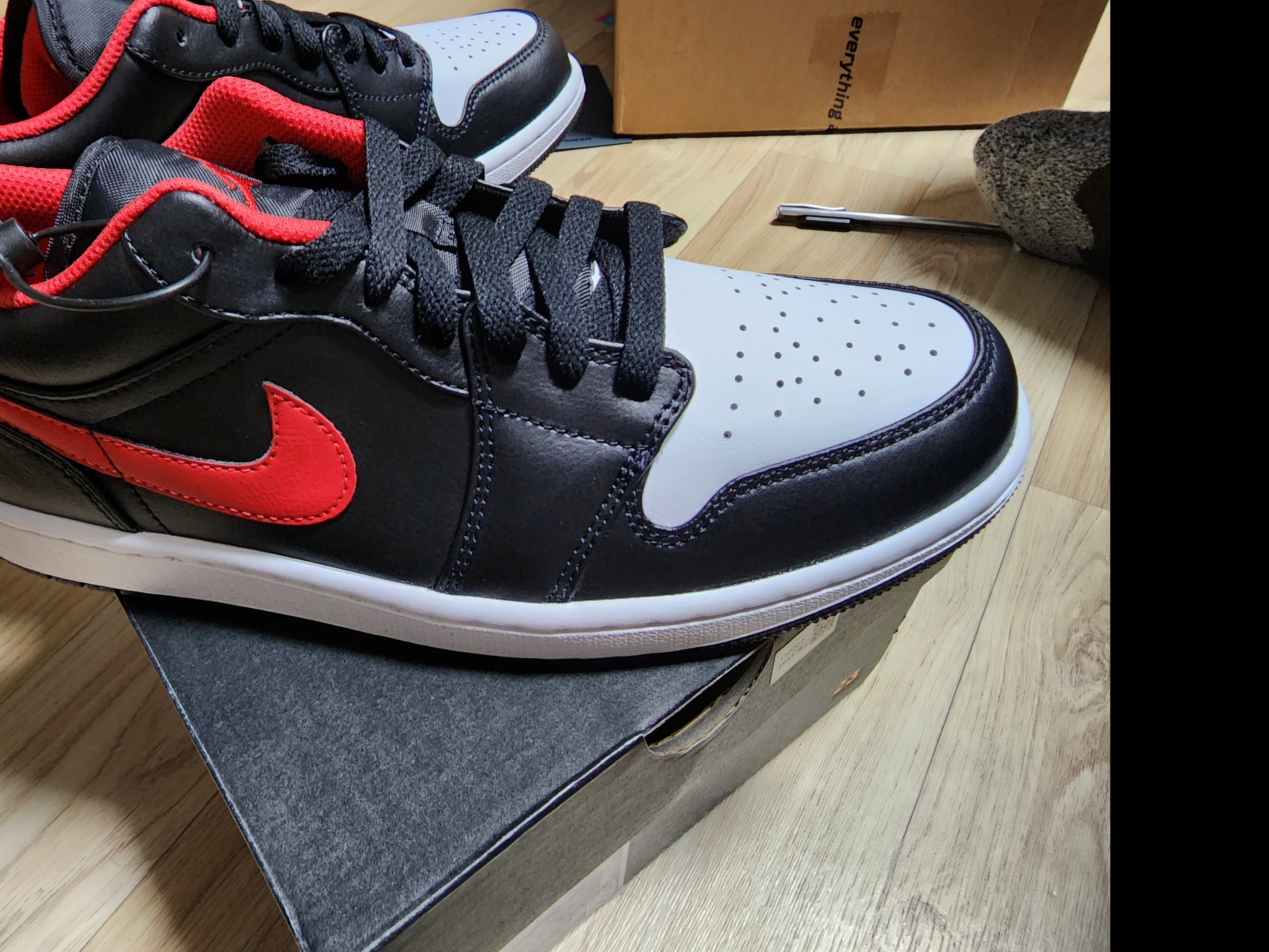 Jordan 1 Low Black Fire Red 착용 스타일 - 4