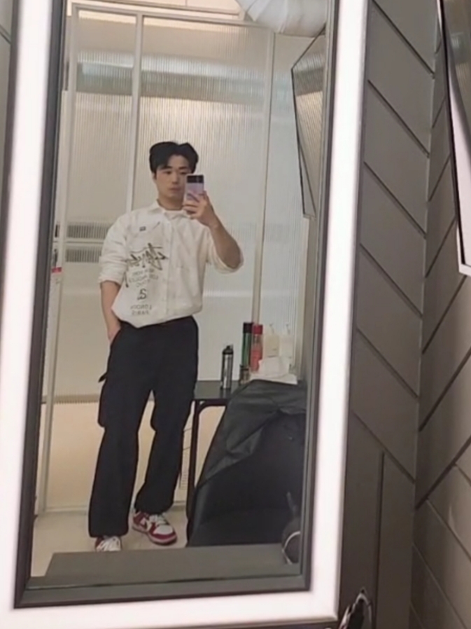 Stussy World Tour Shirt White, Nike Dunk Low Retro Gym Red 착용 스타일 - 2